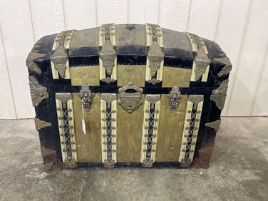 Decorated Hump Back Domed Trunk