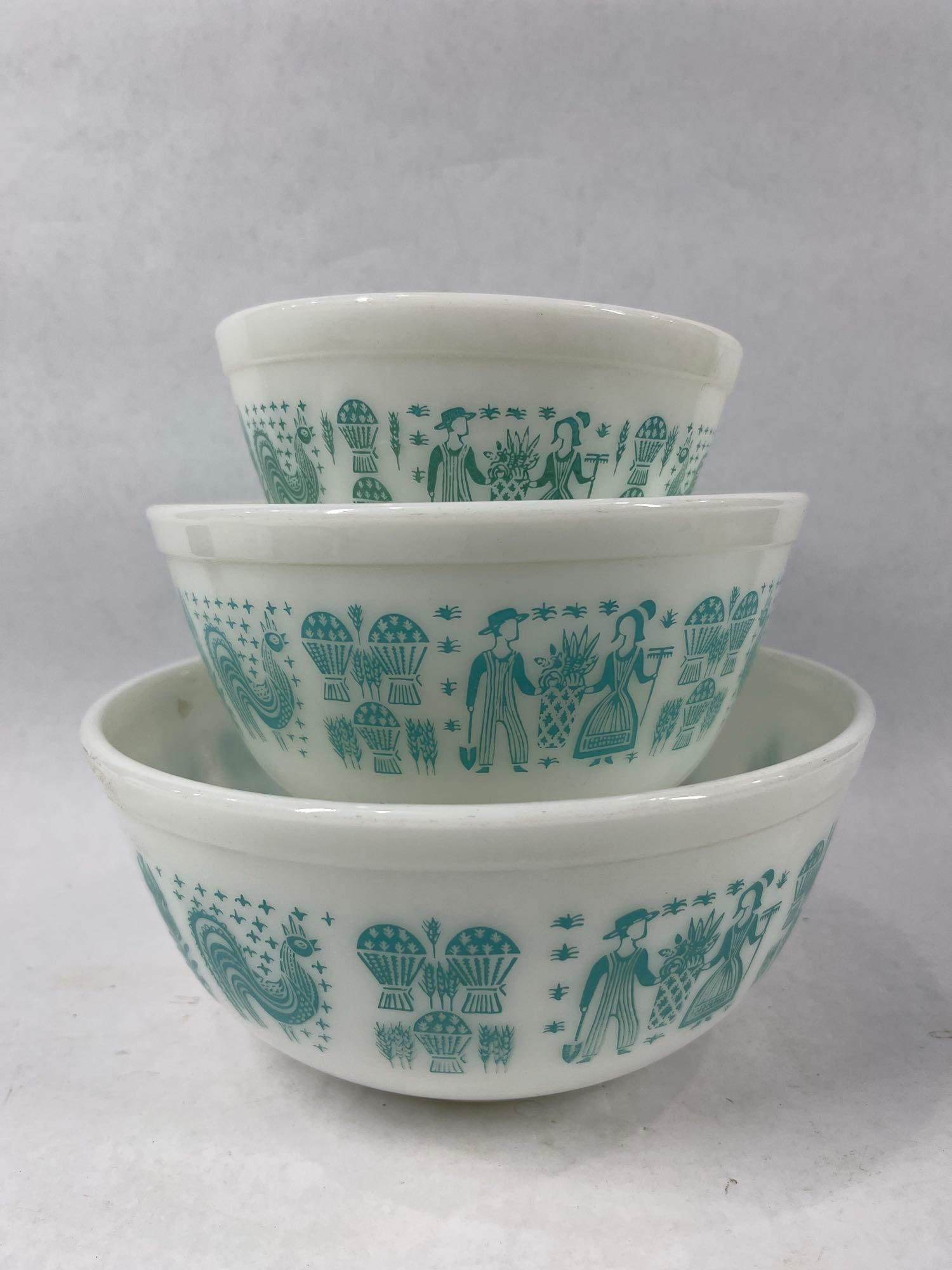 Amish Butterprint Pyrex Mixing Bowls: Set of three graduated bowls. All are in good condition. Largest is 9 inch diameter