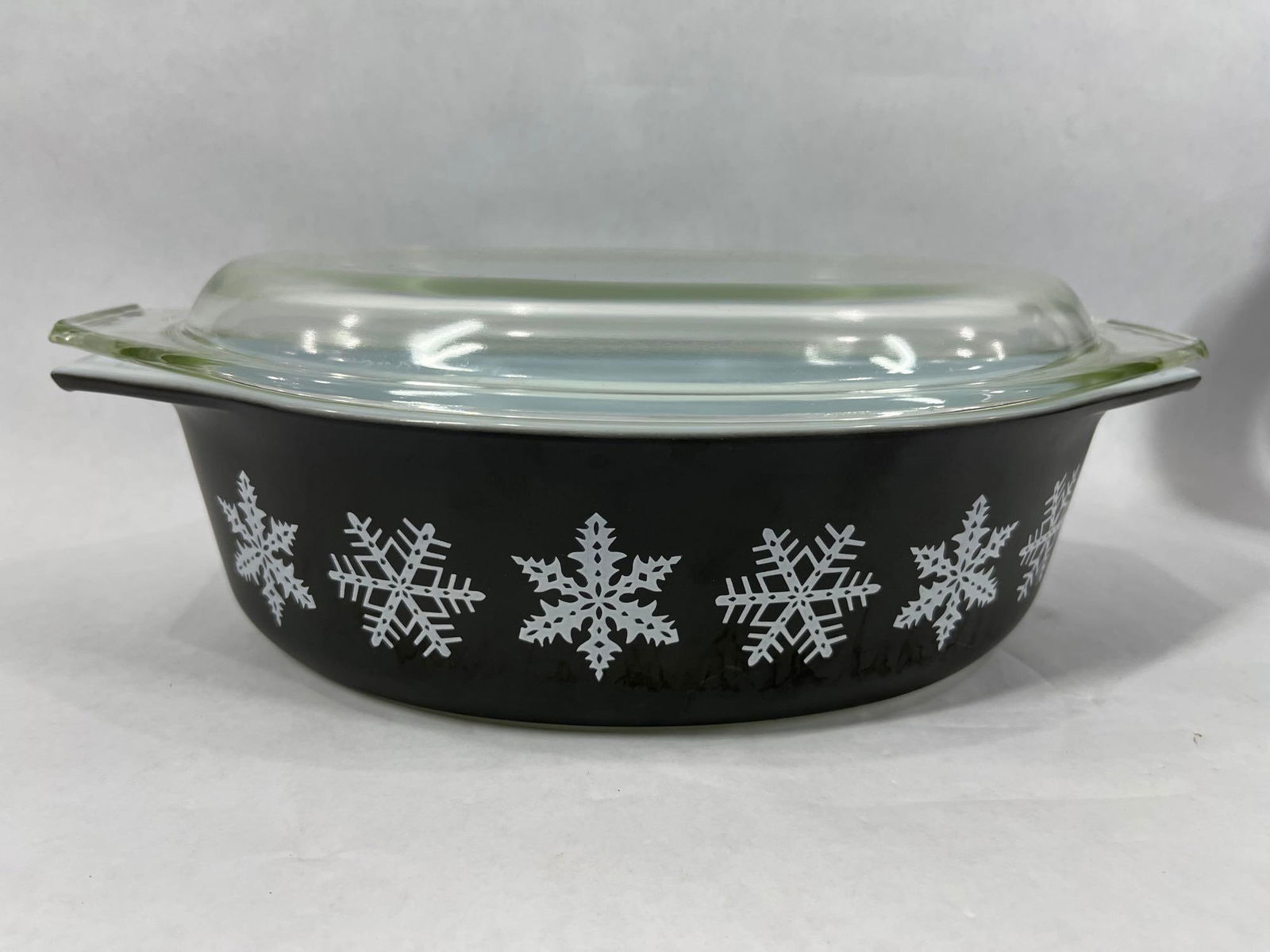 Black Snowflake Pyrex Covered Casserole Dish (1 of 5)