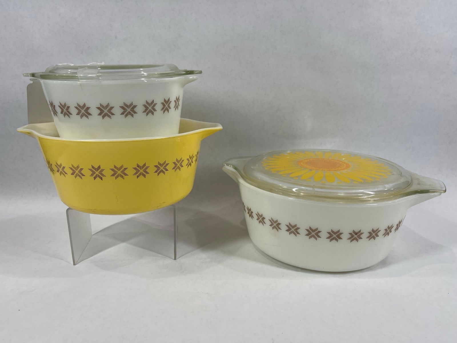 Town and Country Pyrex Covered Dishes: Set of 3. Two include lids, one being a daisy pattern. All in good condition