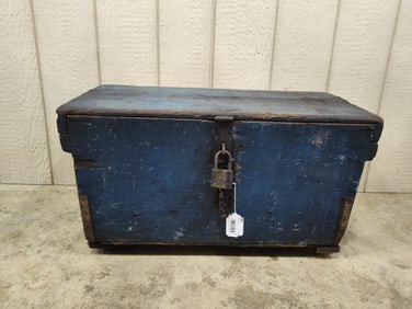 Great early blue painted egg chest