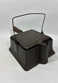 The Wagner Mfg Co Sydney, O square waffle iron