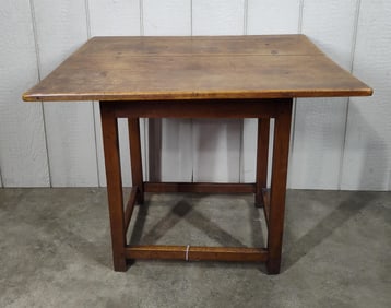 Early American Colonial Tavern Table