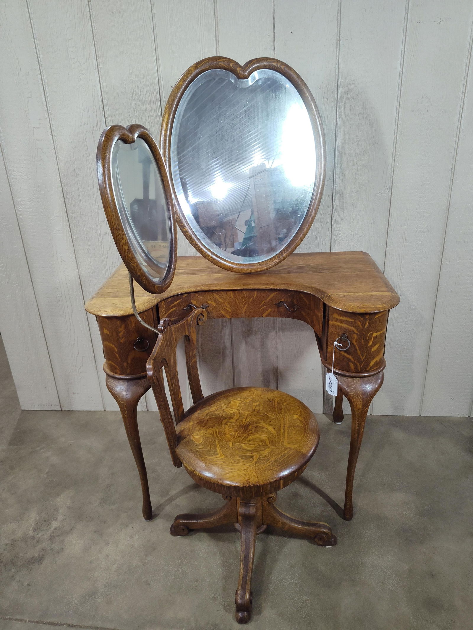 Rare Quartersawn Oak Vanity & Chair w/Heart shaped mirrors (1 of 15)