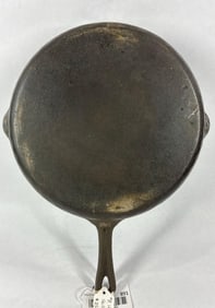 Unmarked Hammered #8 cast iron skillet