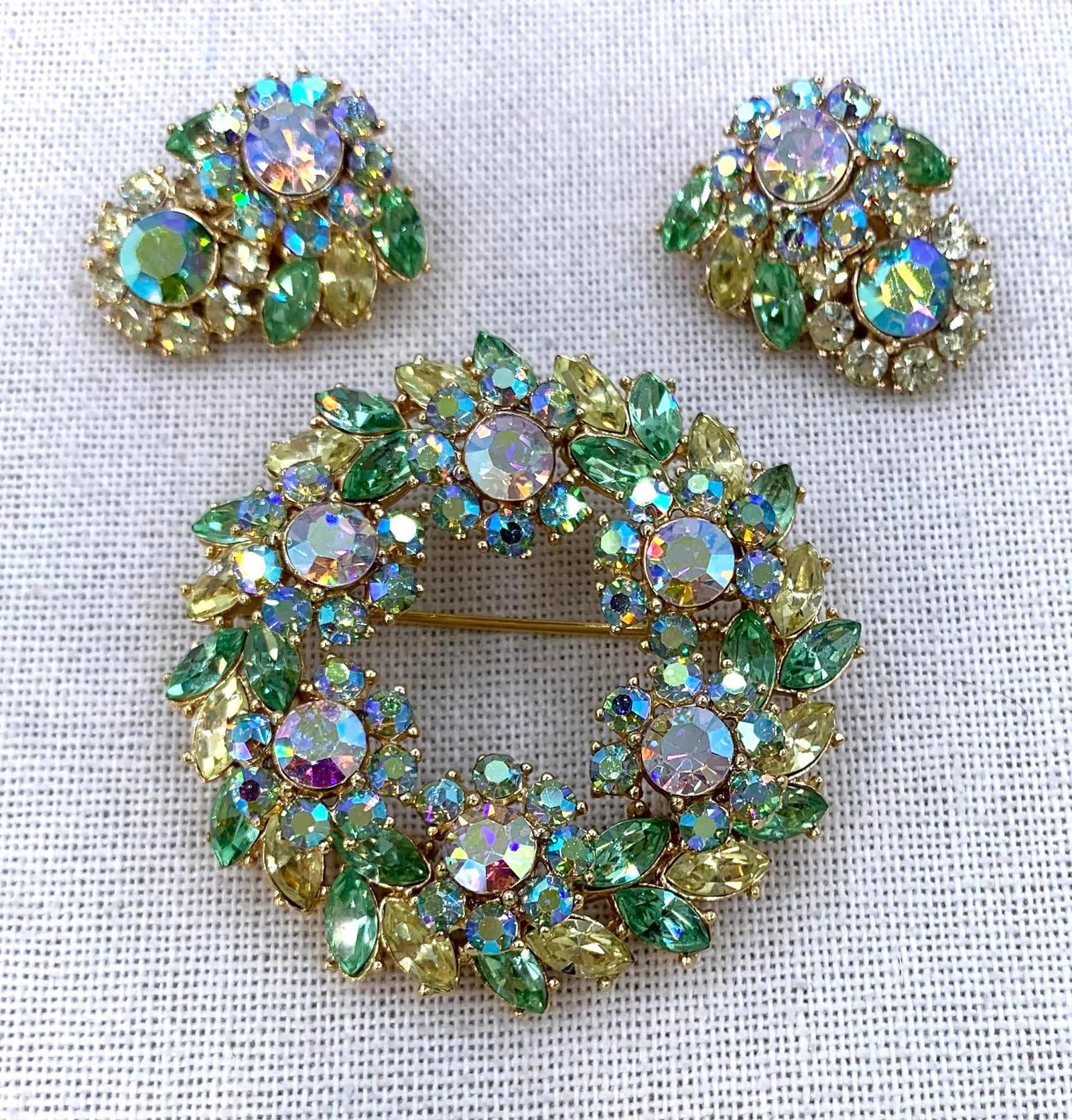 31 pc Vintage Art Deco to 80s Luxe Green 925, Malachite & Costume Jewelry Collection: Fab variety of vintage pieces, including Vendome, Trifari, Monet, Artisan crafted, polished Malachite, Phyllis 1/20th 12k, Emmons, sparkling crystal and rhinestones, 925 gold vermeil ring, Art Deco fu