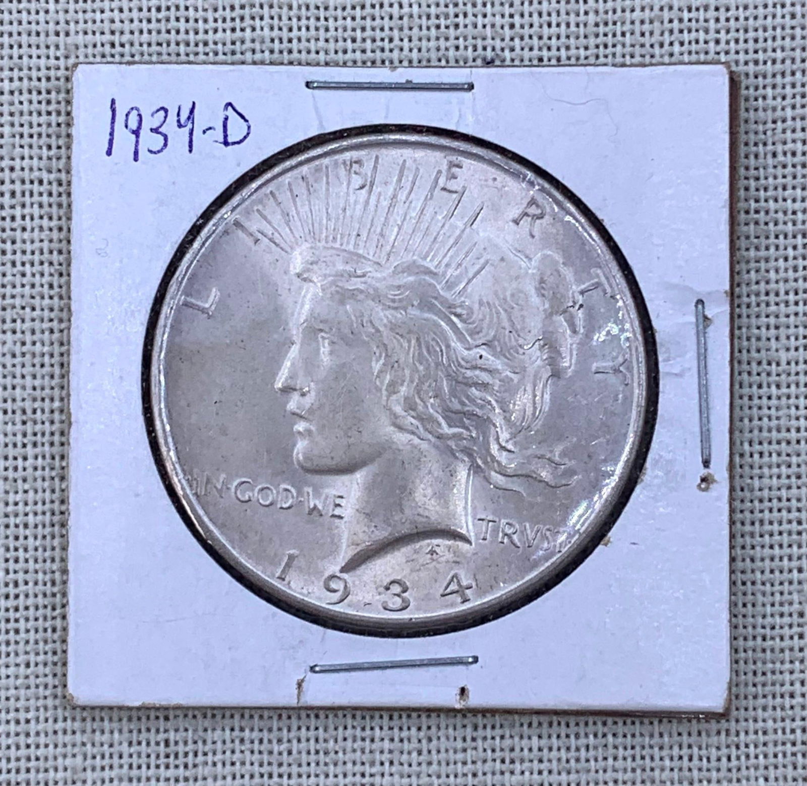 1934 D Silver Peace Dollar US $1 Coin ERROR COIN: Good definition and shine, coin sleeve shown included. Reads 'IN GOD WE TRVST'