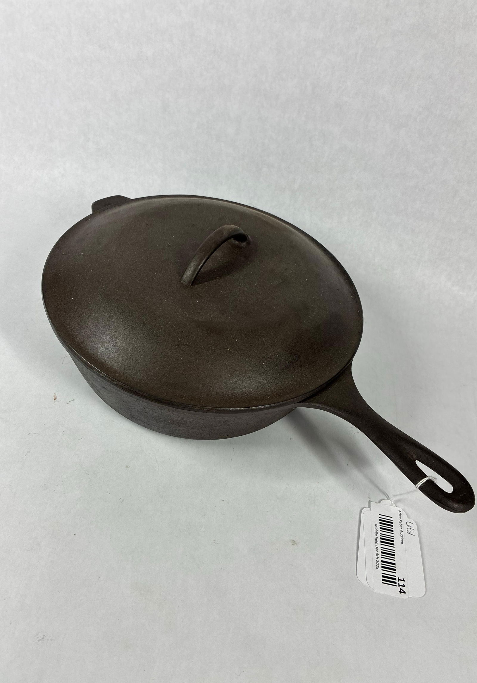 Unmarked Cast Iron No. 8 Chicken Fryer with Heat / Fire Ring and Lid: Good overall condition 