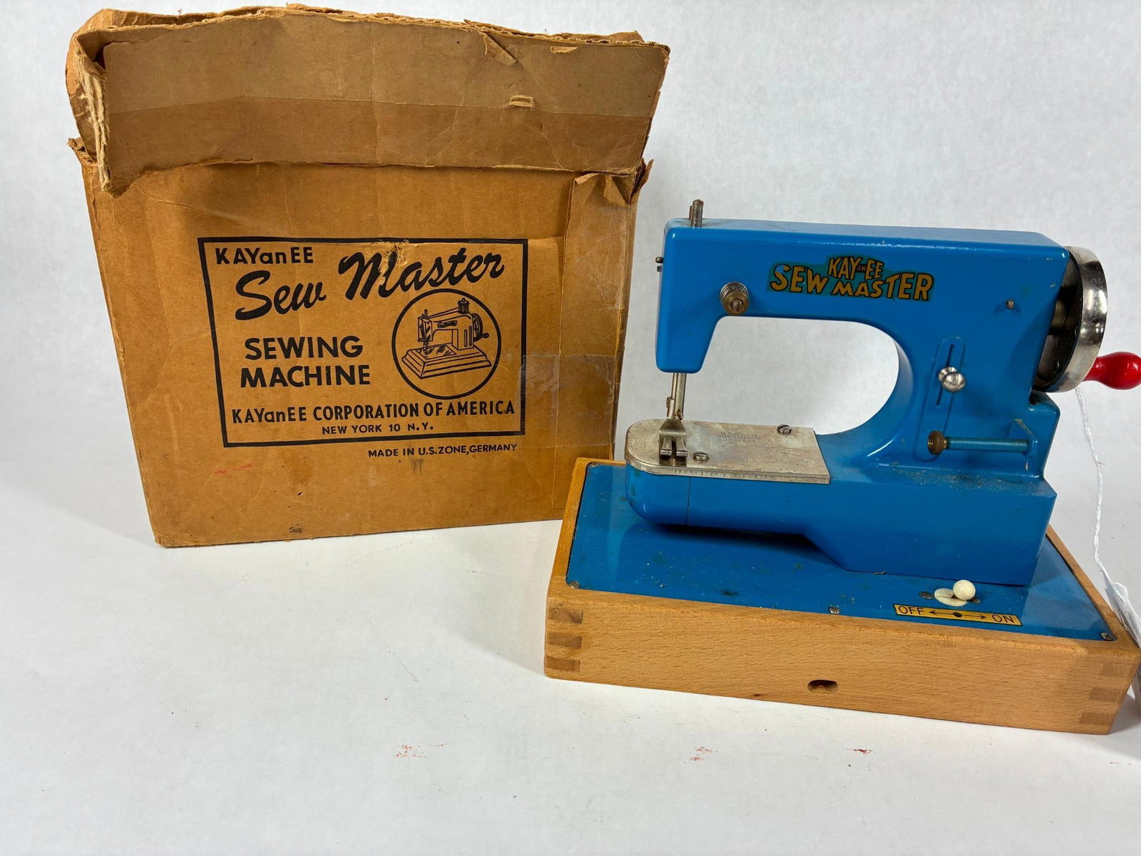 KAYanEE Sew Master Sewing Machine Berlin Germany Edition (1 of 7)