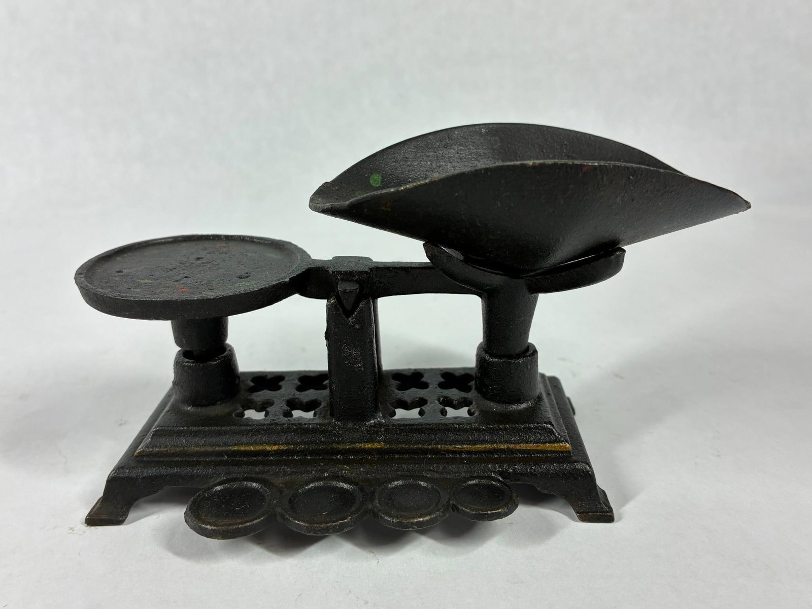 Cast Iron Miniature Dry Goods Scale (1 of 4)