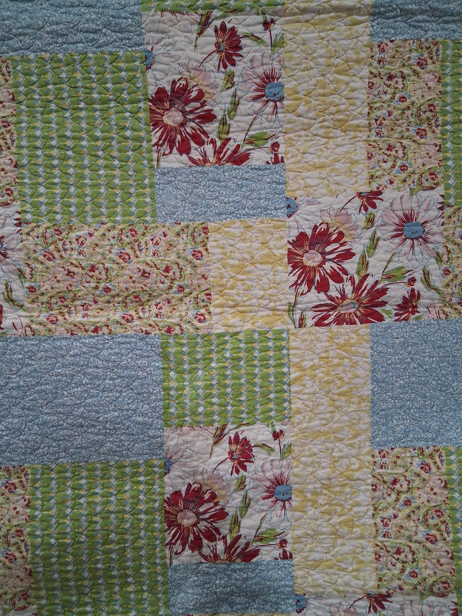Hand Stitched Floral Block w/ Fish Scale Backing Quilt: Good overall condition with no major soiling or staining? 66 x 82