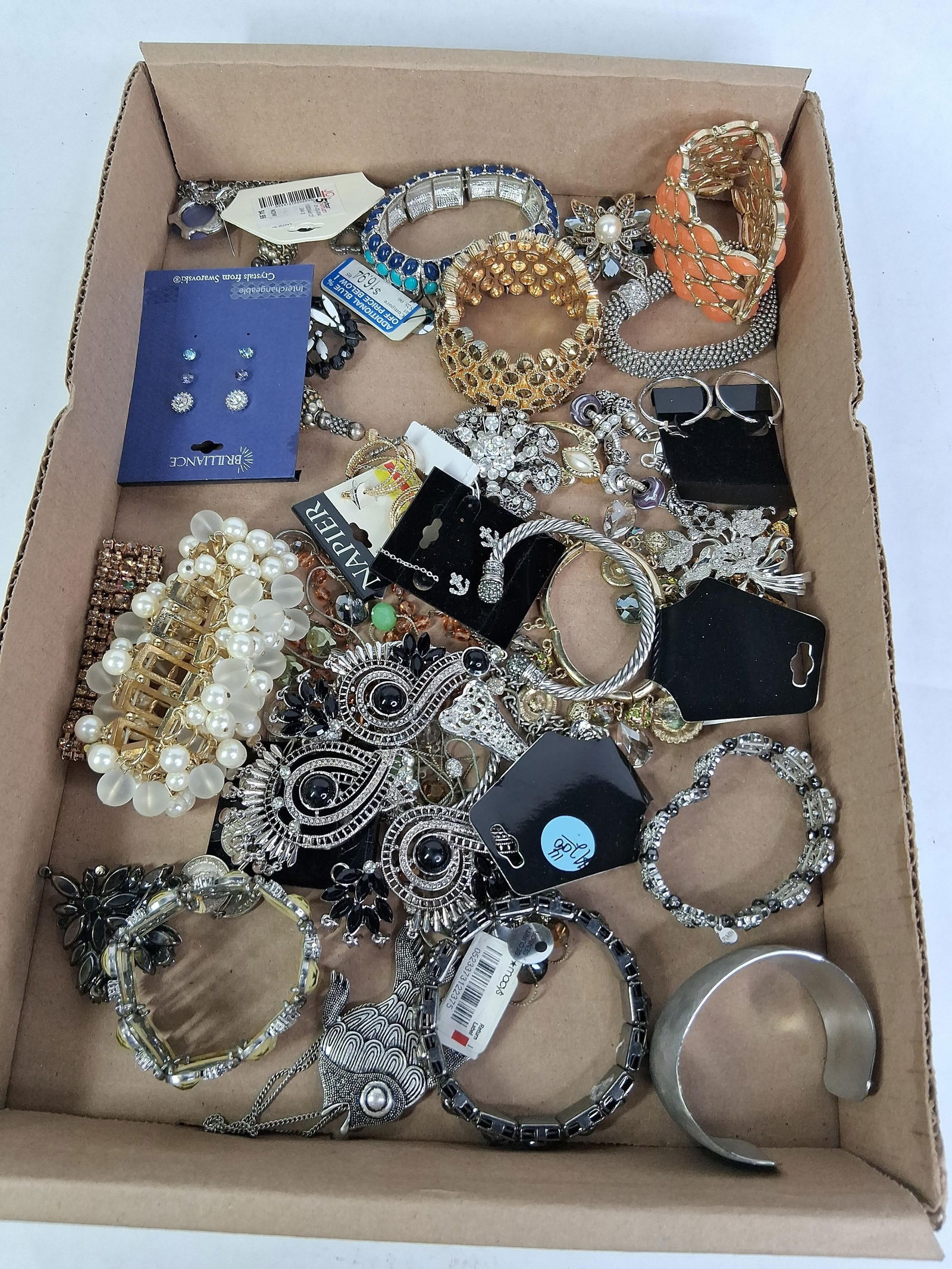 Jewelry Lot of Unsorted Bracelets, Brooches, Earrings and More: This great unsorted lot of jewelry includes a variety of pcs. and sure to please any buyer 