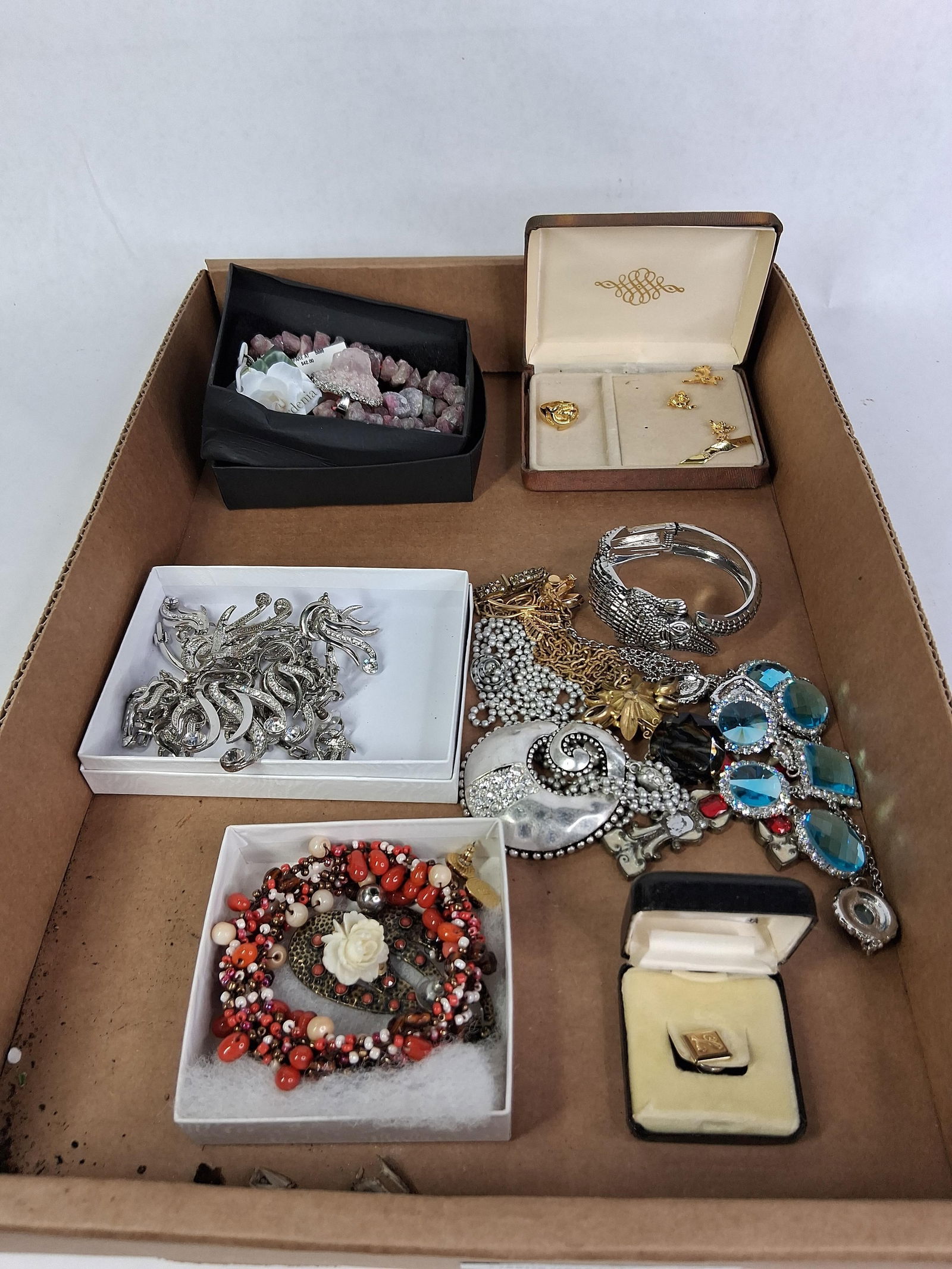 Jewelry Lot Inc. Broches, Necklace & Earring Sets, Stones, Pins, Bracelets and More: This great lot is unsorted and is sure to please with many great pcs. 