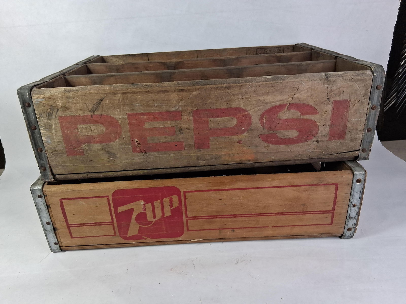 Pepsi Wood Comparted Soda Carrier and 7 Up Wood Soda Crate: This lot of 2 vintage wood soda crates are in good overall condition with great color and graphics? ?