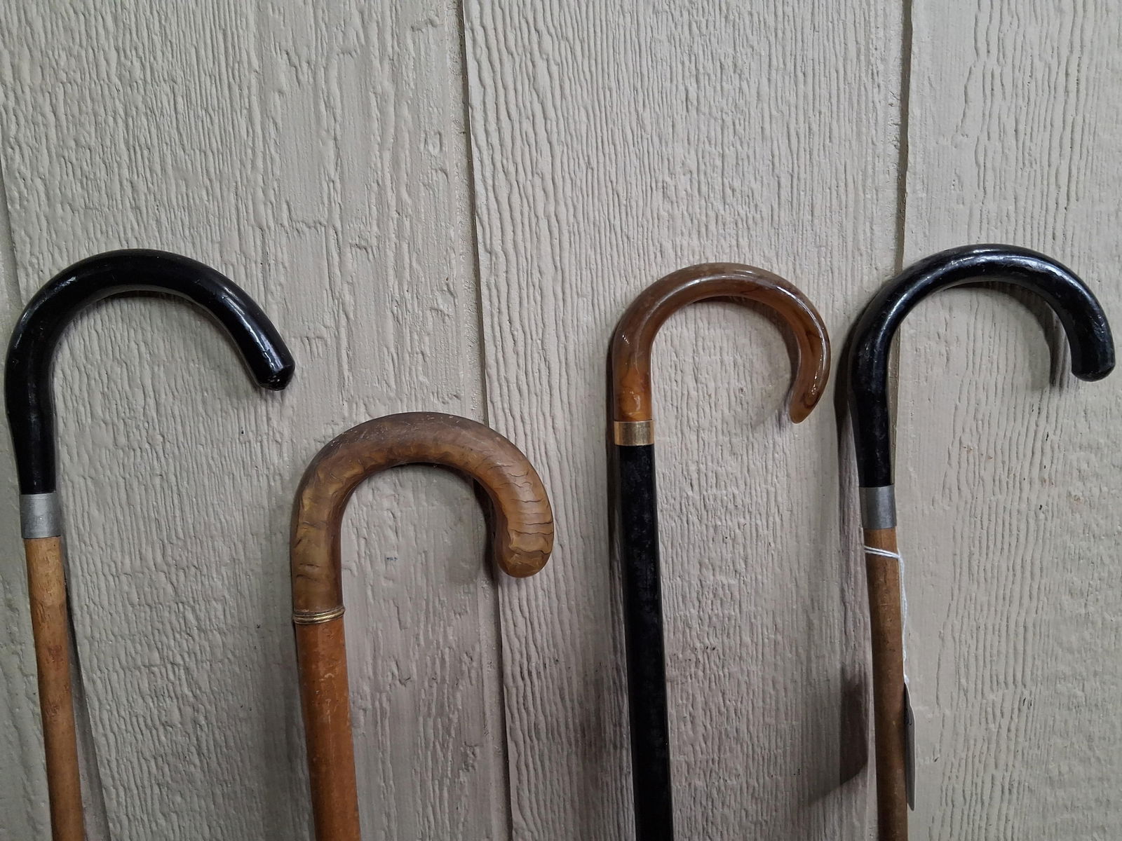 Early Lot of Walking Canes Inc. Horn Handle and Tip along with Wood: Lot of 4 canes with 2 being wooden handled and 2 being horn handle