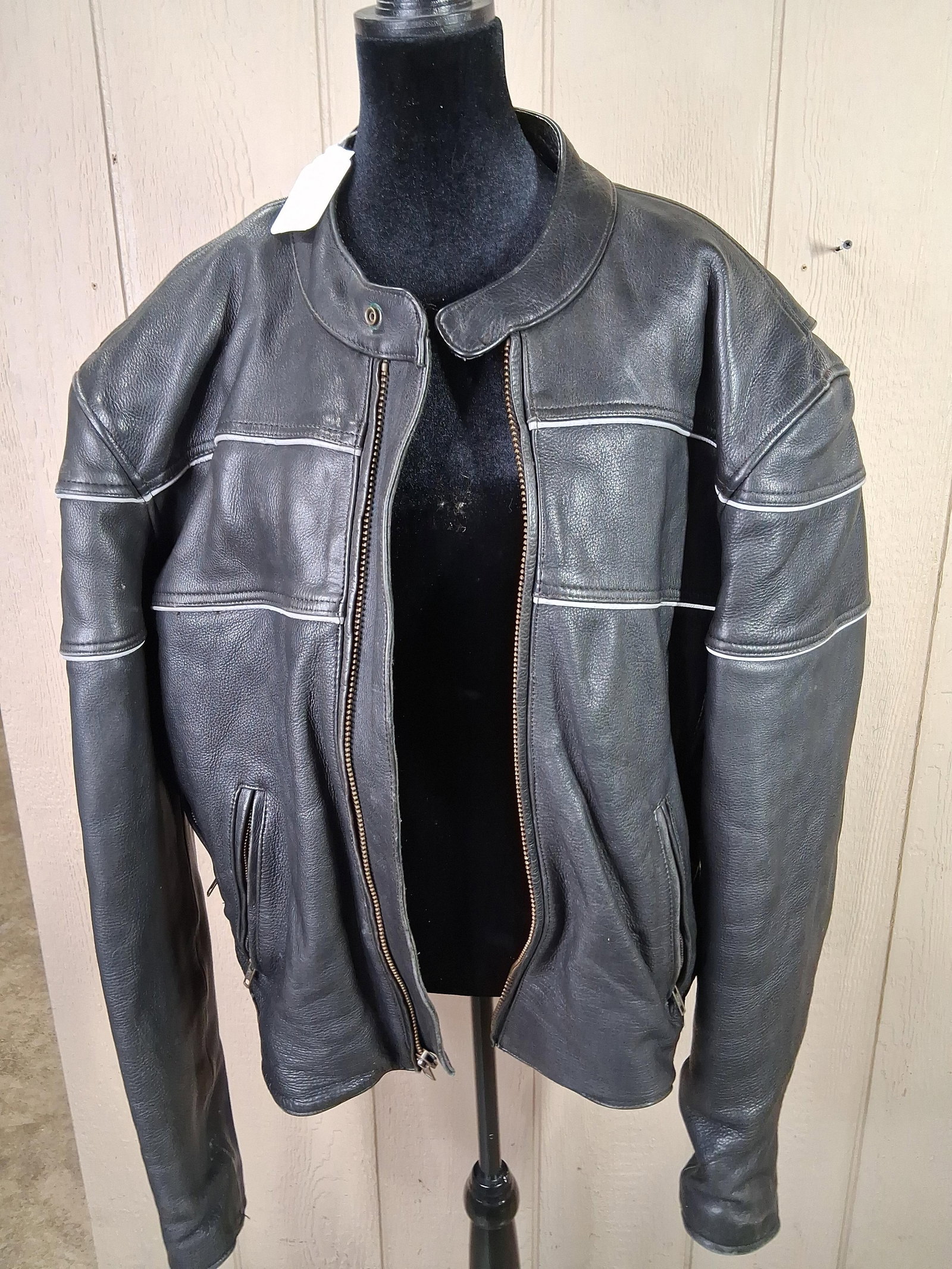 Wilsons Leather Men's Large Riding Leather Coat w/ Liner: Great condition with white pin striping? showing wear to some areas due to age and wear with all zippers moving freely as should and zip out liner? size large?