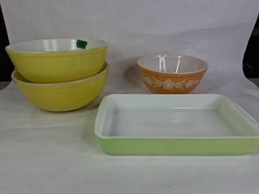Pyrex Assorted Lot of Mixing Bowls and Casserole DIsh