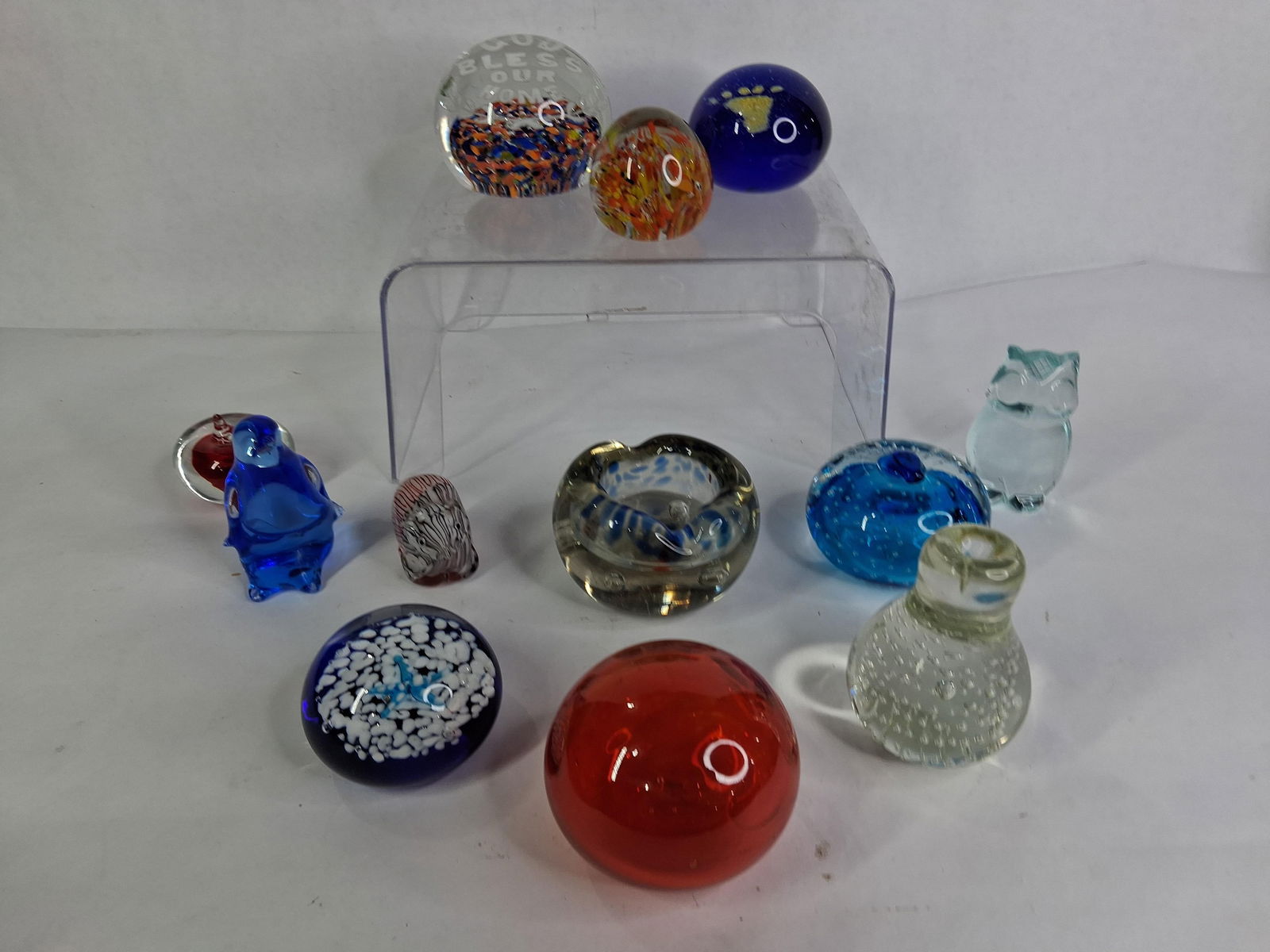 Art Glass Paper Weight Lot of Various Designs, Colors and Shapes Inc. 12: This lot of 12 various art glass paperweights includes an assortment of colors, shapes and sizes? and would make a great addition to any collection? ?
