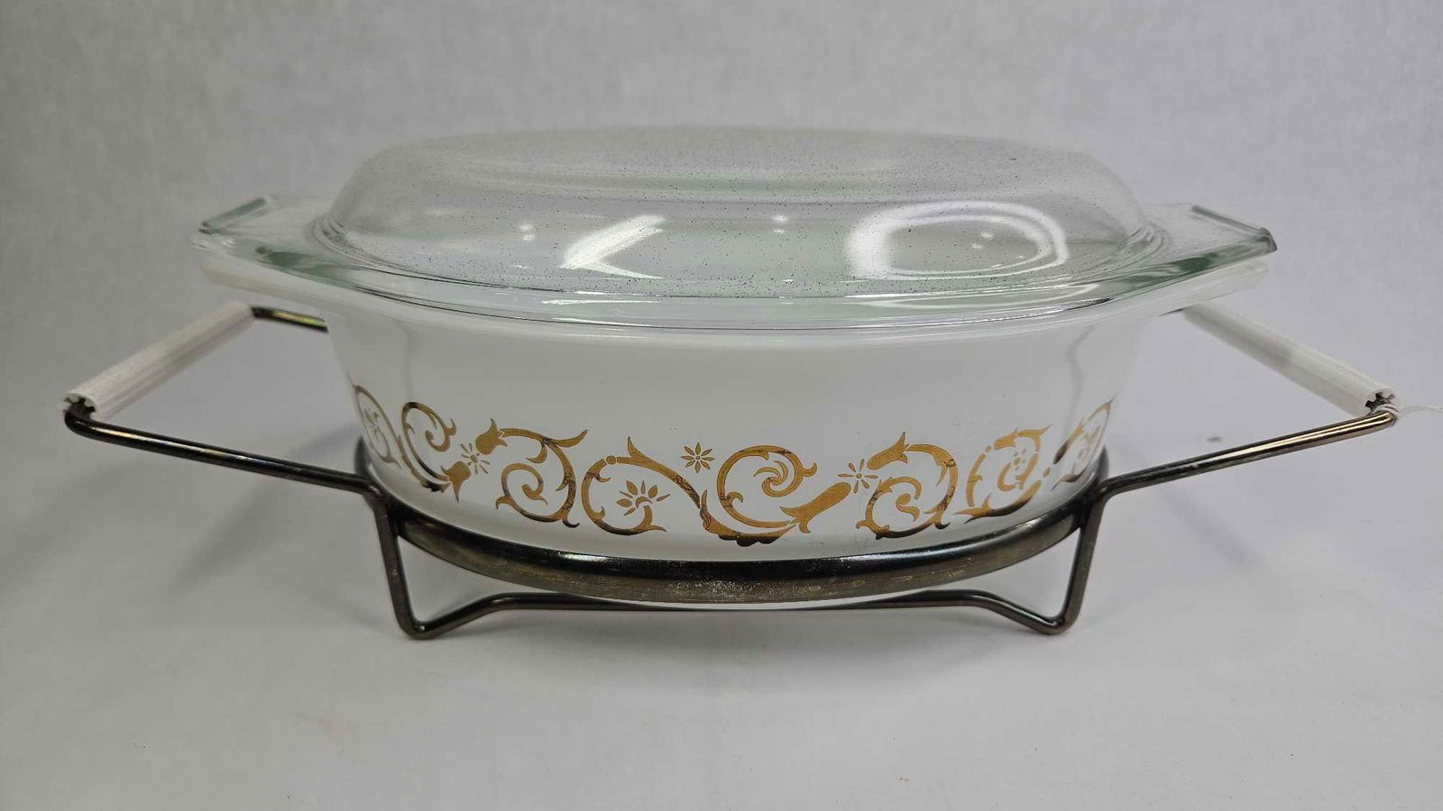 Pyrex EMpire Scroll Casserole Dish & Metal Holder: Clear lid, 1.5 quart. Good condition.