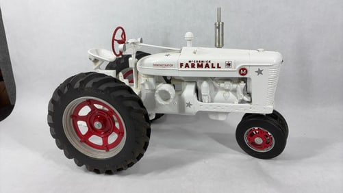 Ertl IH McCormick Farmall M 1/8 Demonstrator NF Special 2000 Collector Edition Tractor
