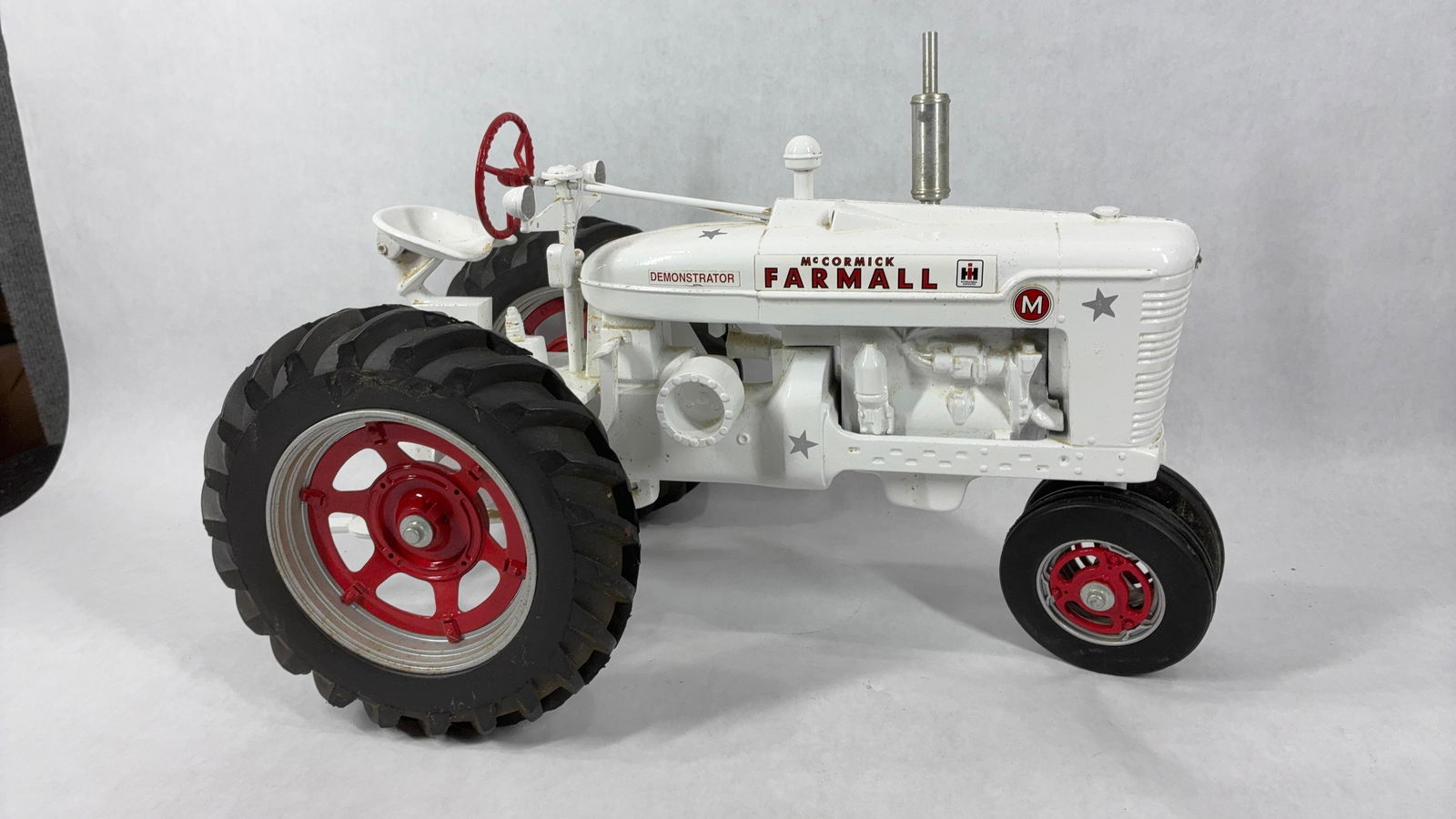 Ertl IH McCormick Farmall M 1/8 Demonstrator NF Special 2000 Collector Edition Tractor (1 of 9)