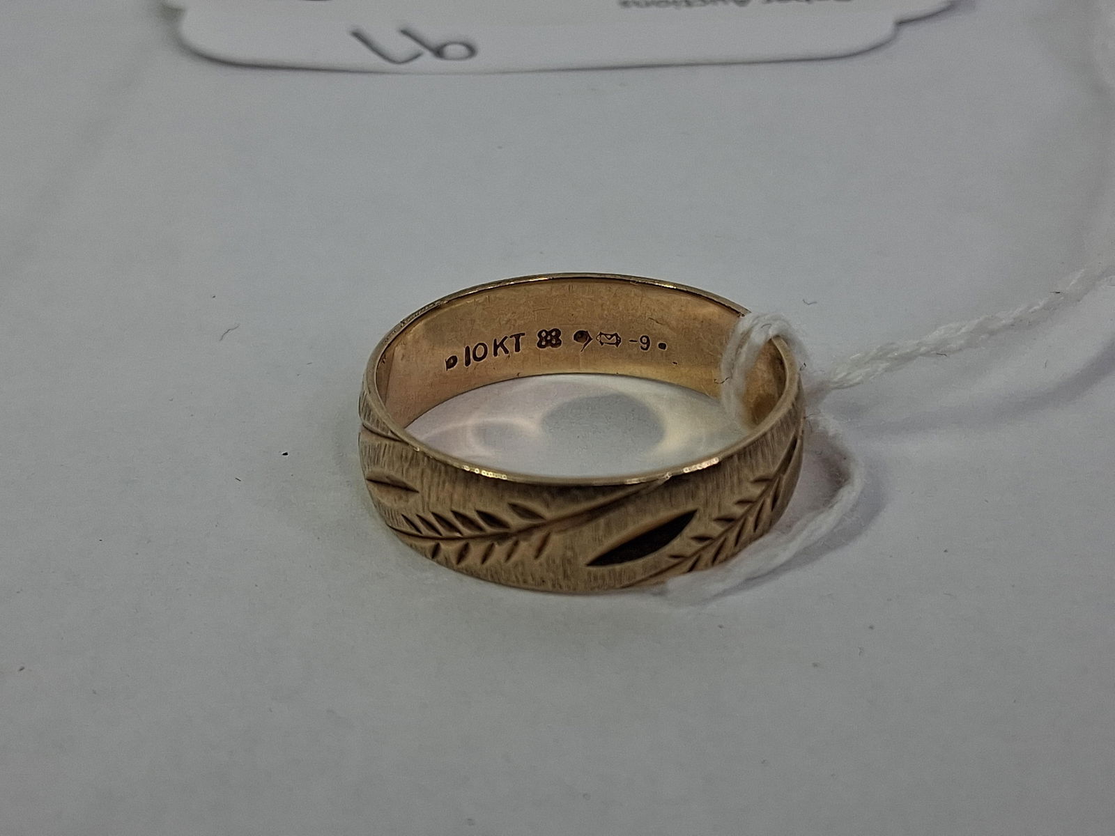 10KT Etched Gold Band: Etched spoon and leaf pattern. Marked 10KT 88 to inside of band. Size 11