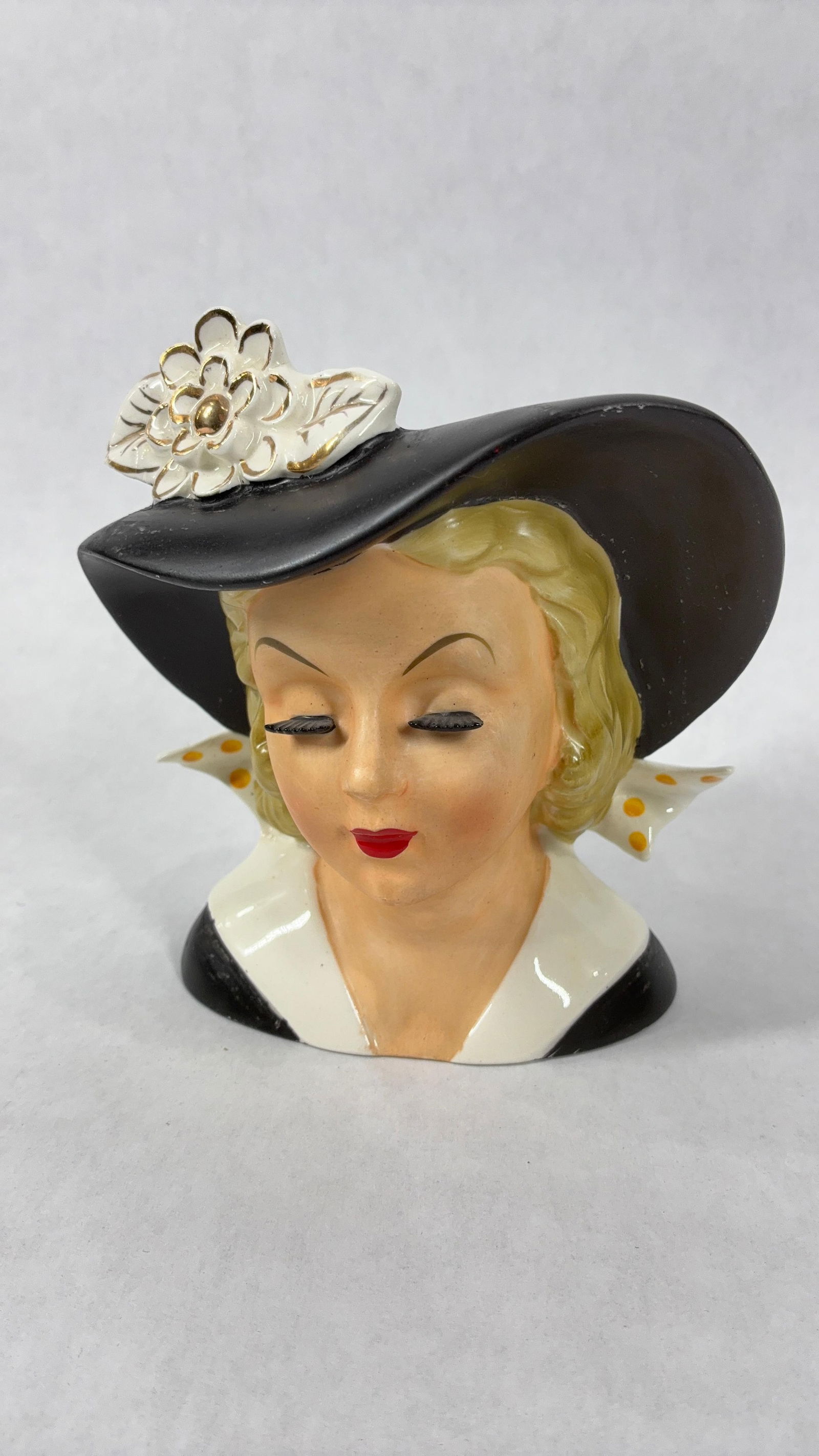 Norcrest Lady in Sun Bonnet Head Vase (1 of 6)