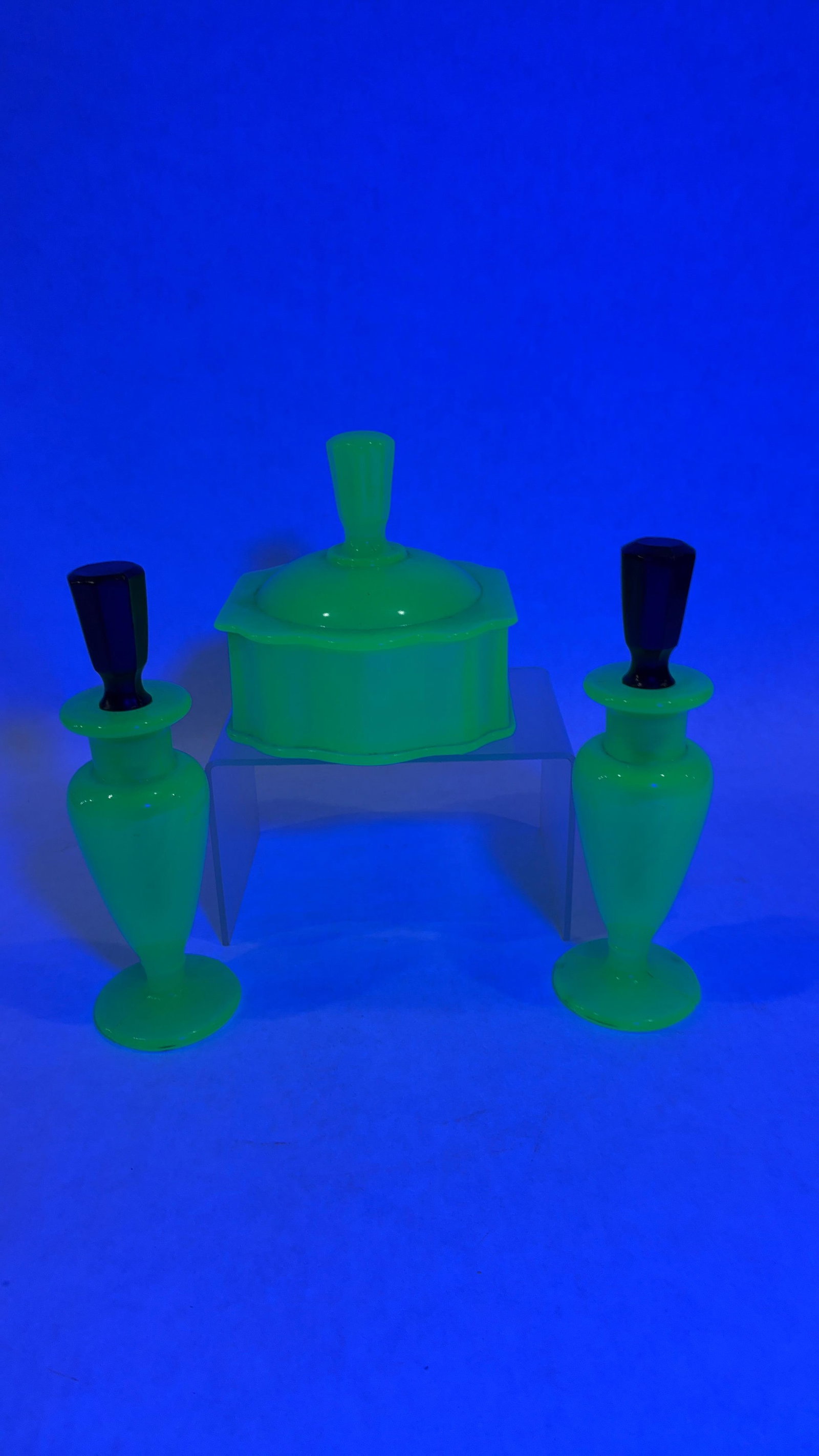 Outstanding Jadeite Uranium Glass Vanity Set (1 of 6)