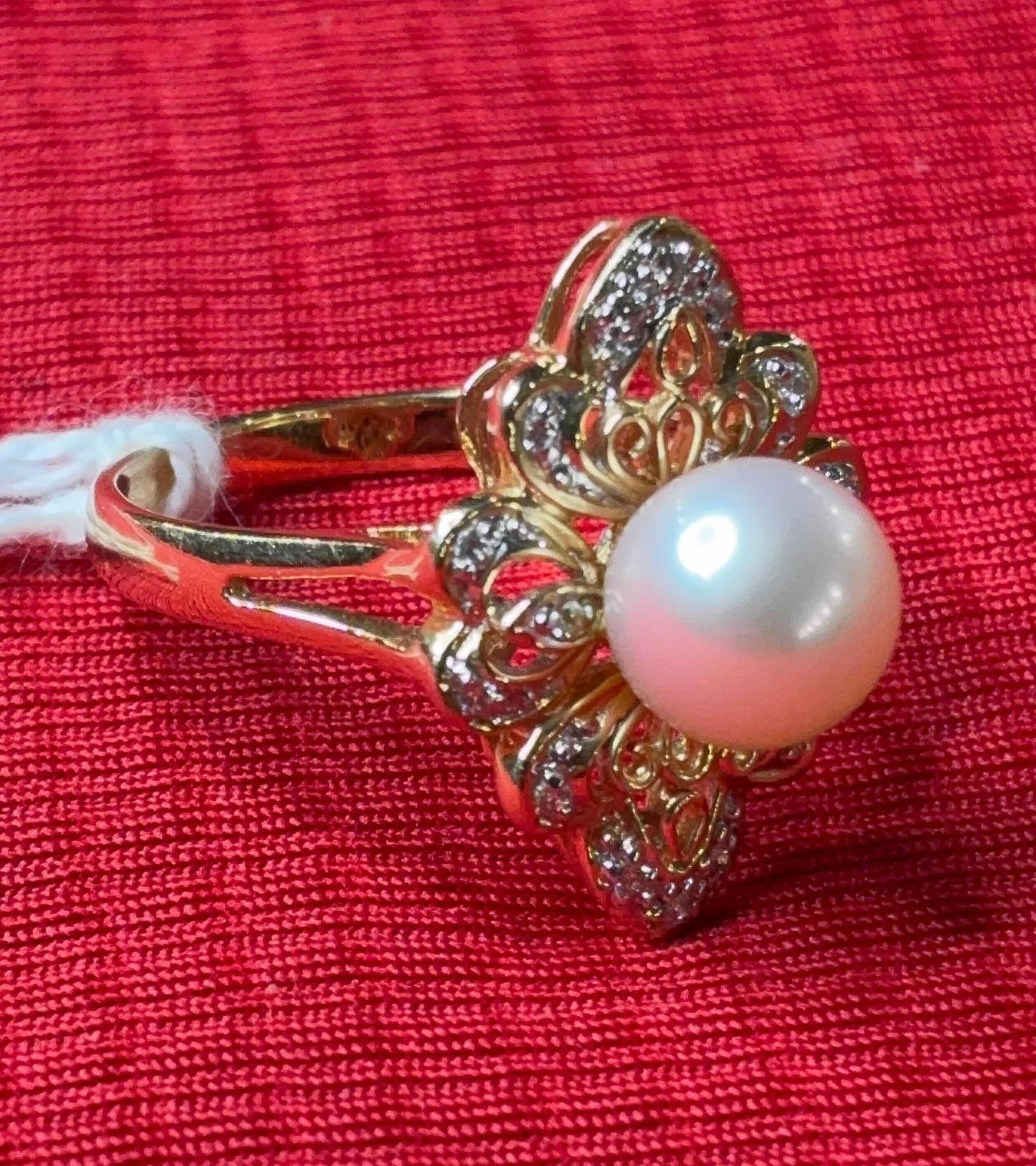 14K Gold Cultured Pearl & Stone Ring: Large center pearl with many surrounding clear cut diamonds. Marked 14K, stamped 585. 5 grams