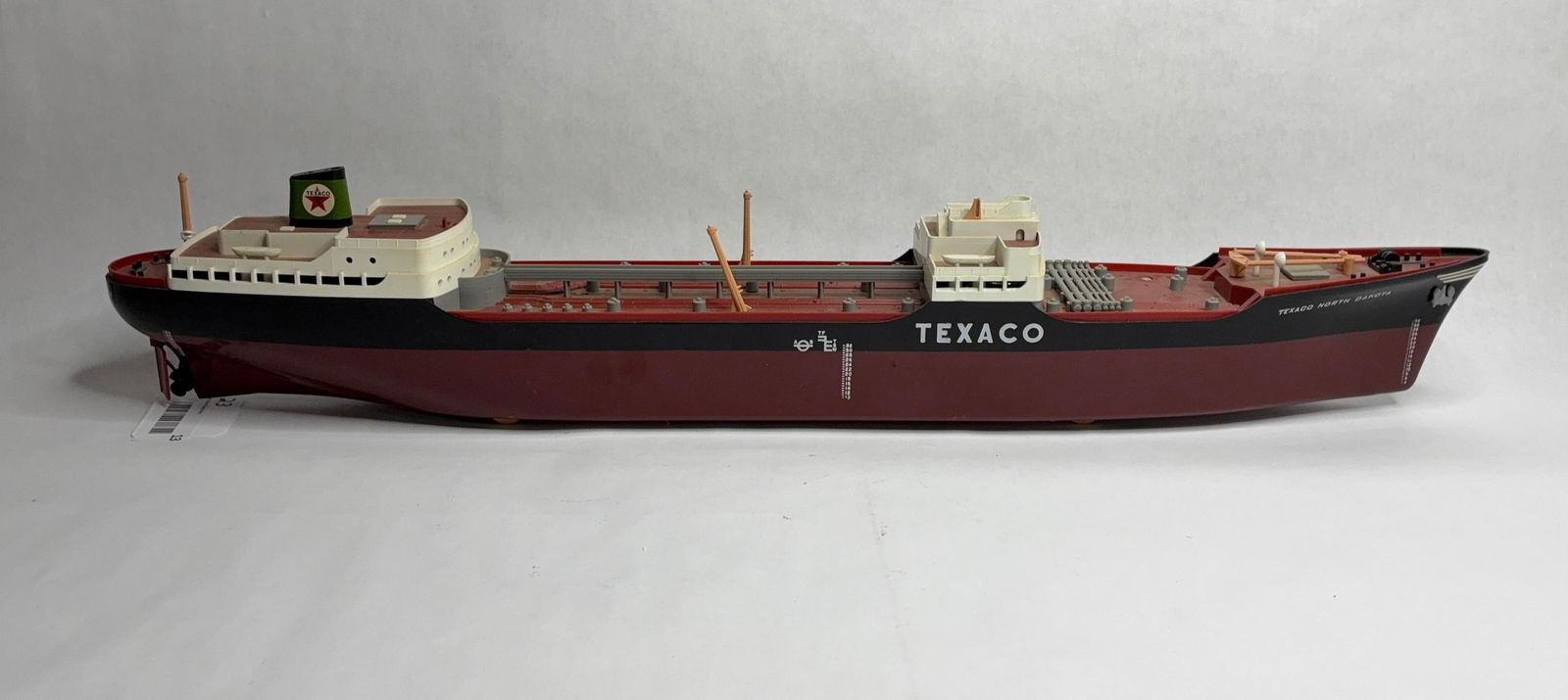 SS Texaco North Dakota: Model of an original 1955 ship. Plastic construction. 27 inches long