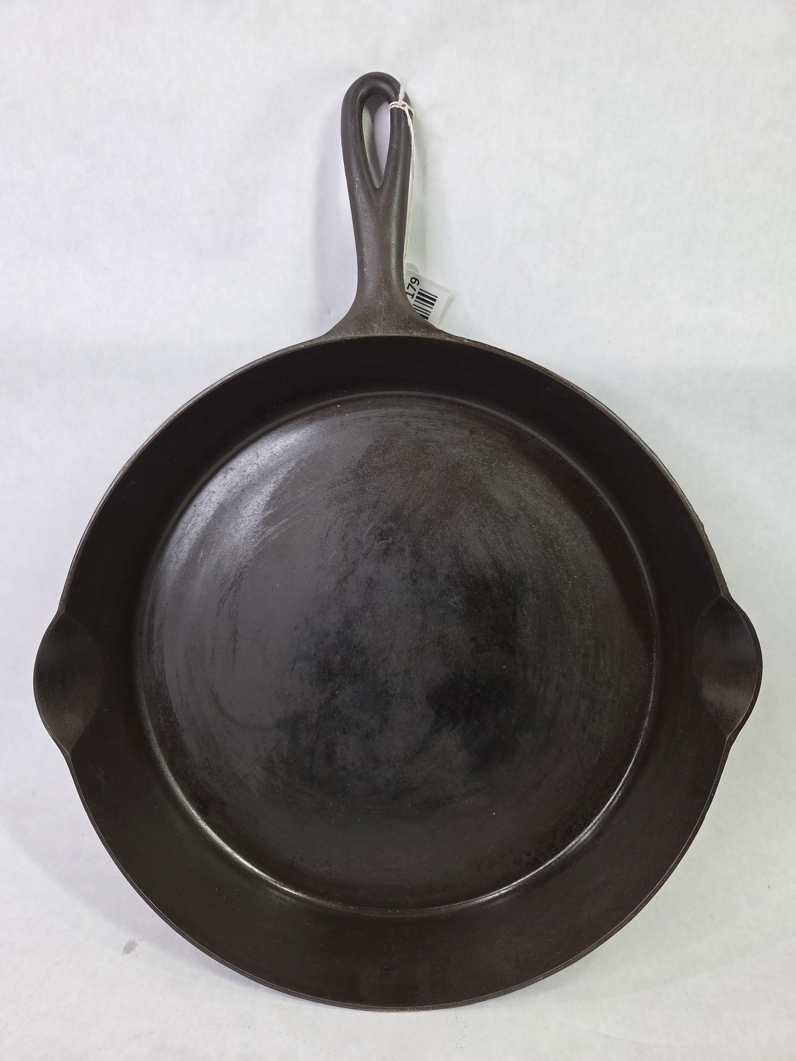 Unmarked Cast Iron No. 12 Skillet w/ Fire Ring: Great clean overall condition with a diameter of 13 in.