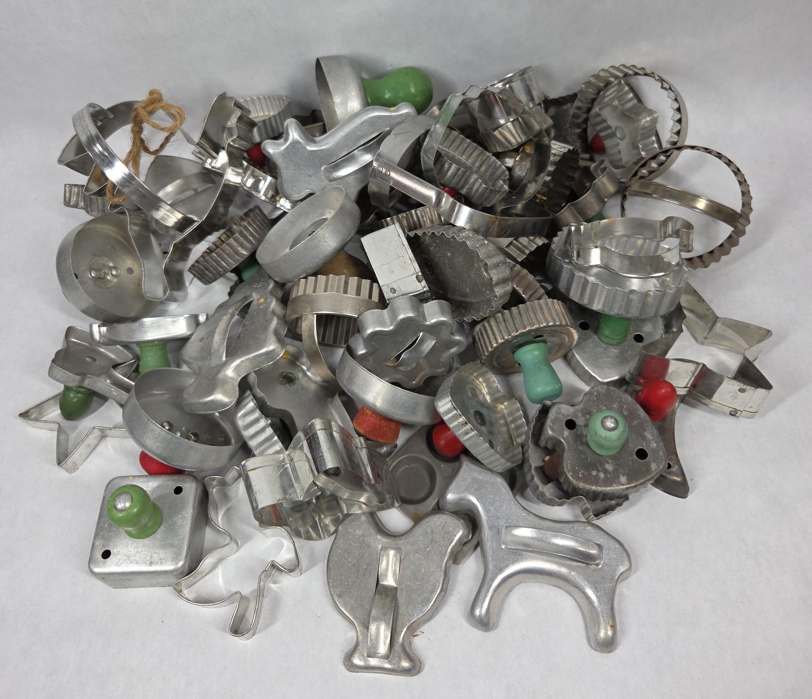 Vintage Lot of Tin and Aluminum Cookie Cutters Inc. Red / Green Wood Handles (1 of 5)