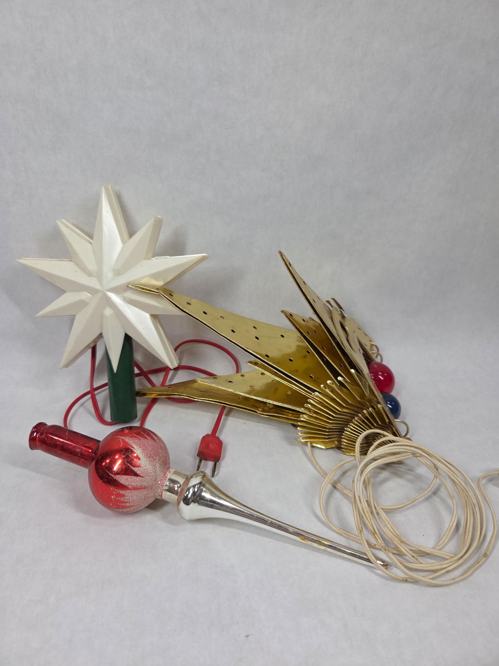 Lot of 3 Vintage Christmas Tree Toppers inc. Mercury Glass Topper as well as 2 lighted Toppers: This great vintage lot would make a great addition to any collection including a mercury glass topper, folding board star lighted topper as well as lighted star topper all being in good working order