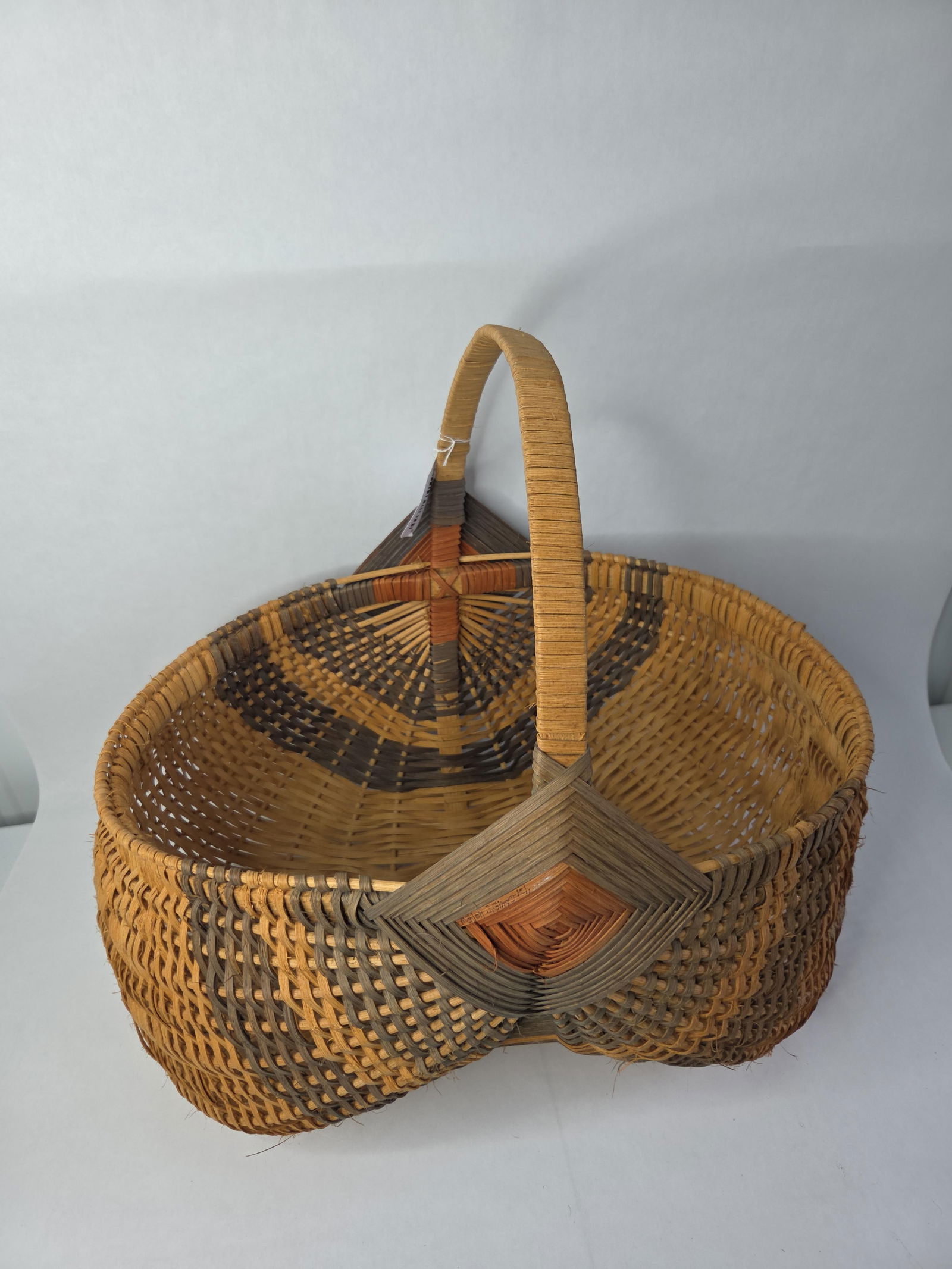 Large Amish signed hand made buttock basket - 2