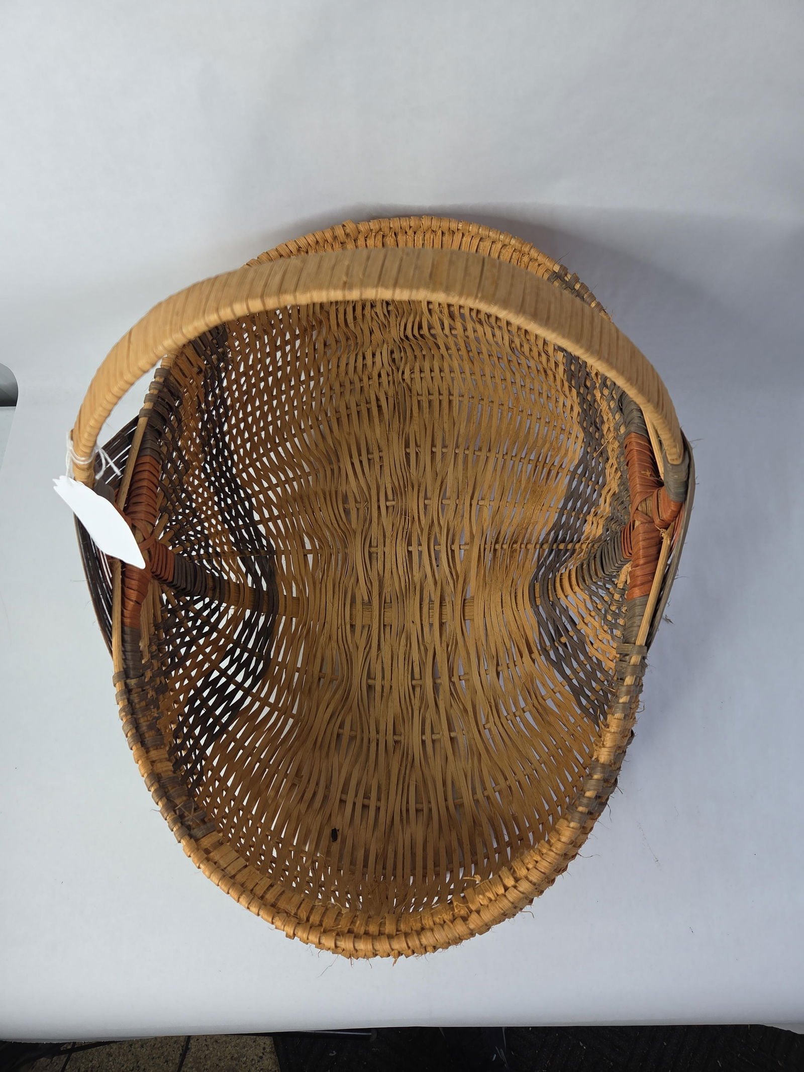 Large Amish signed hand made buttock basket - 4