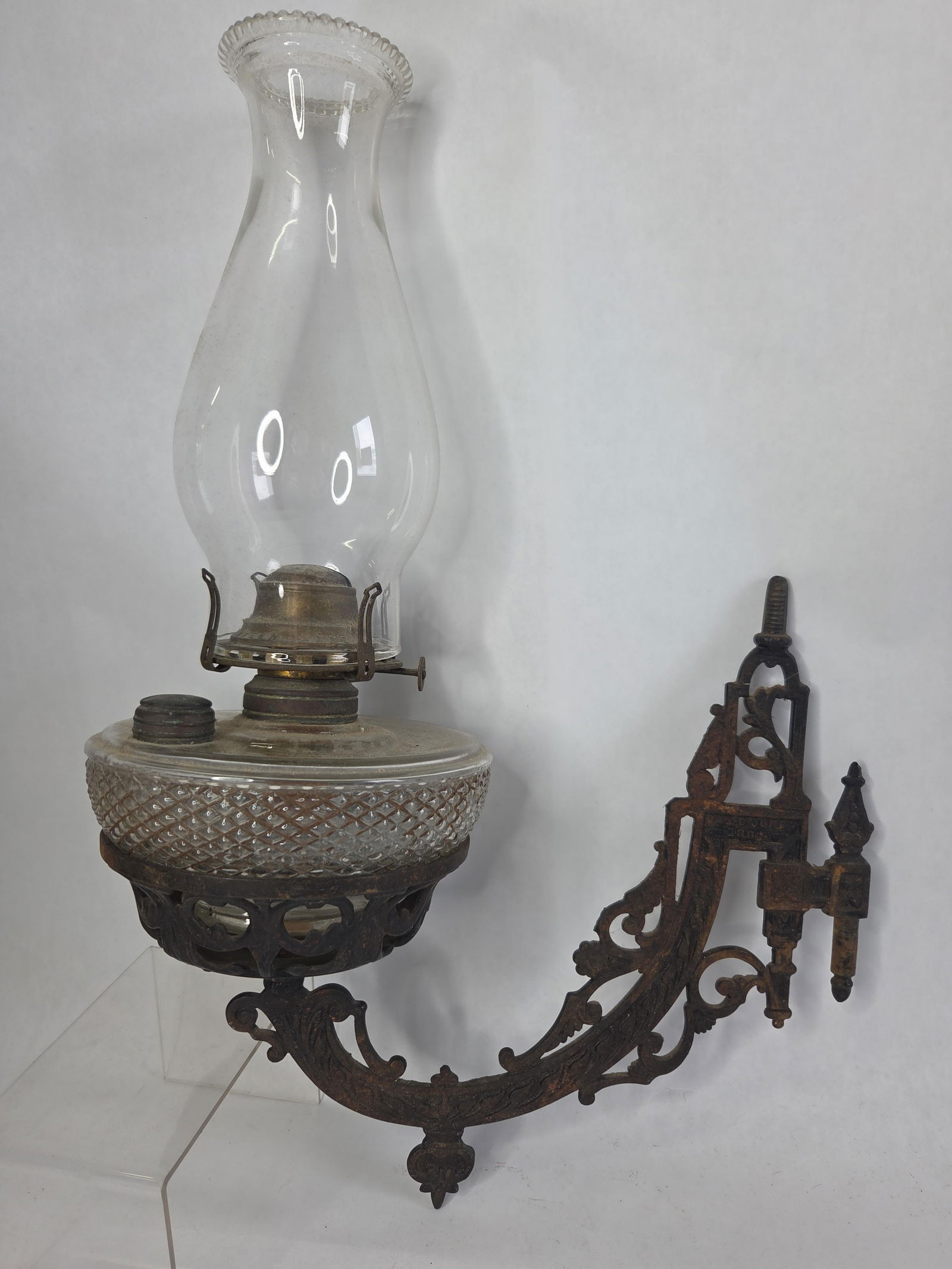 Victorian cast iron wall mount oil lamp holder w/oil lamp and reflector (1 of 13)