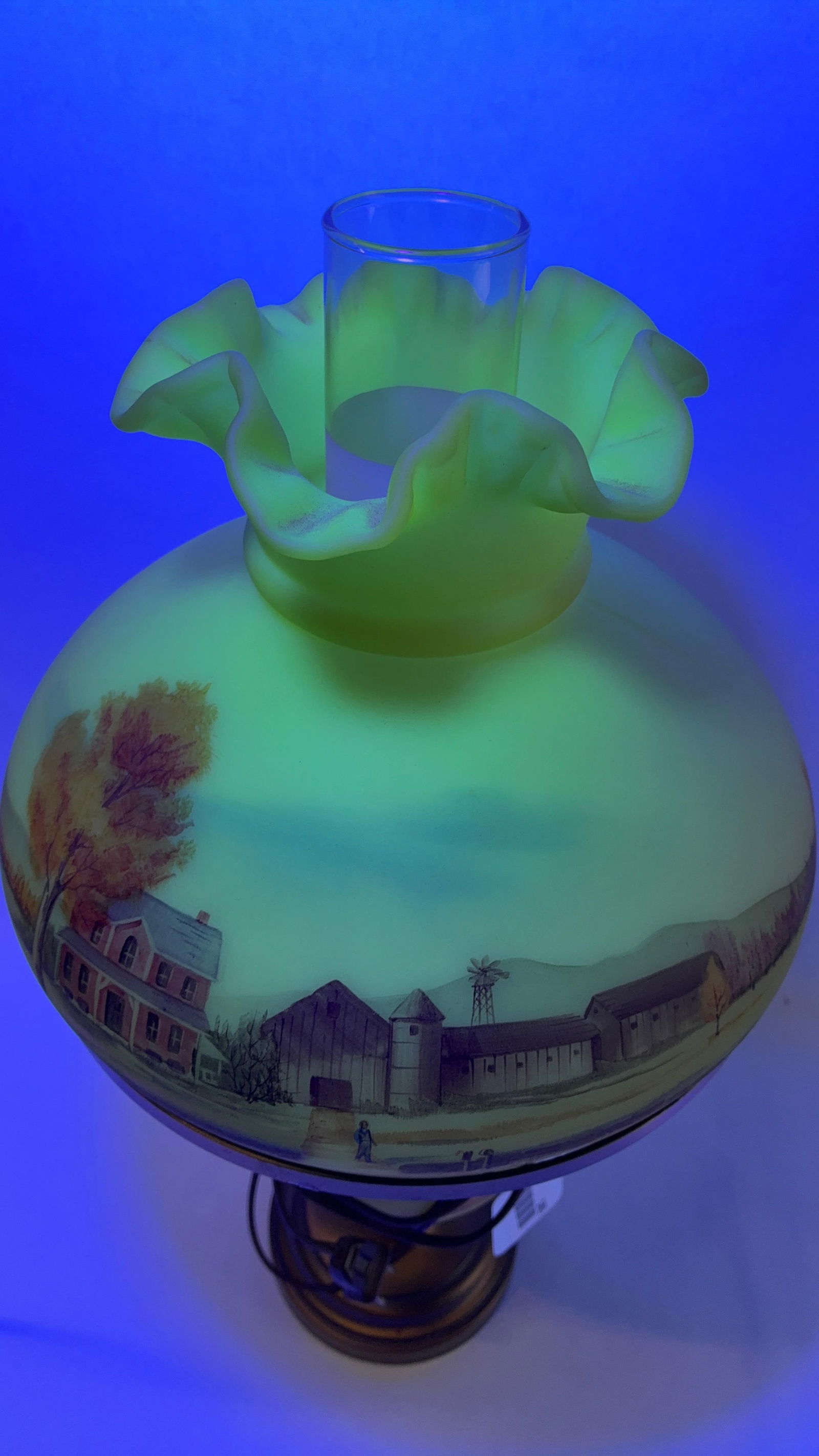 Fenton hand painted uranium banquet lamp: Shade glows under uv light in good working condition
