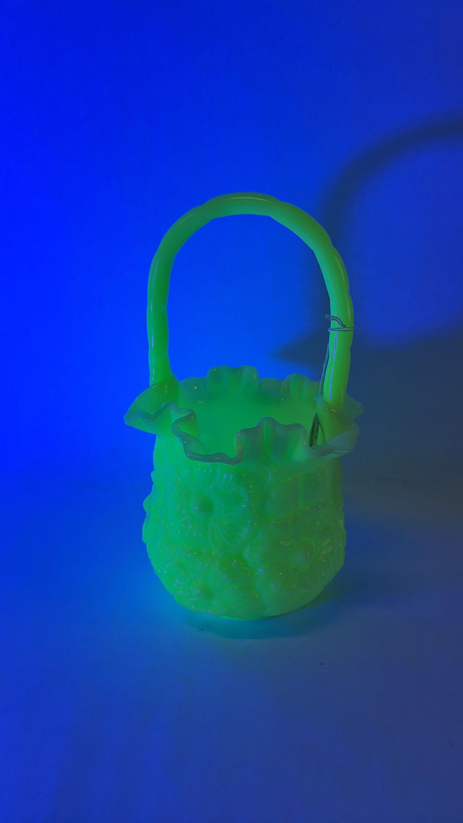 Awesome Fenton cream custard poppy glass basket: glows nice under UV light no chips or cracks