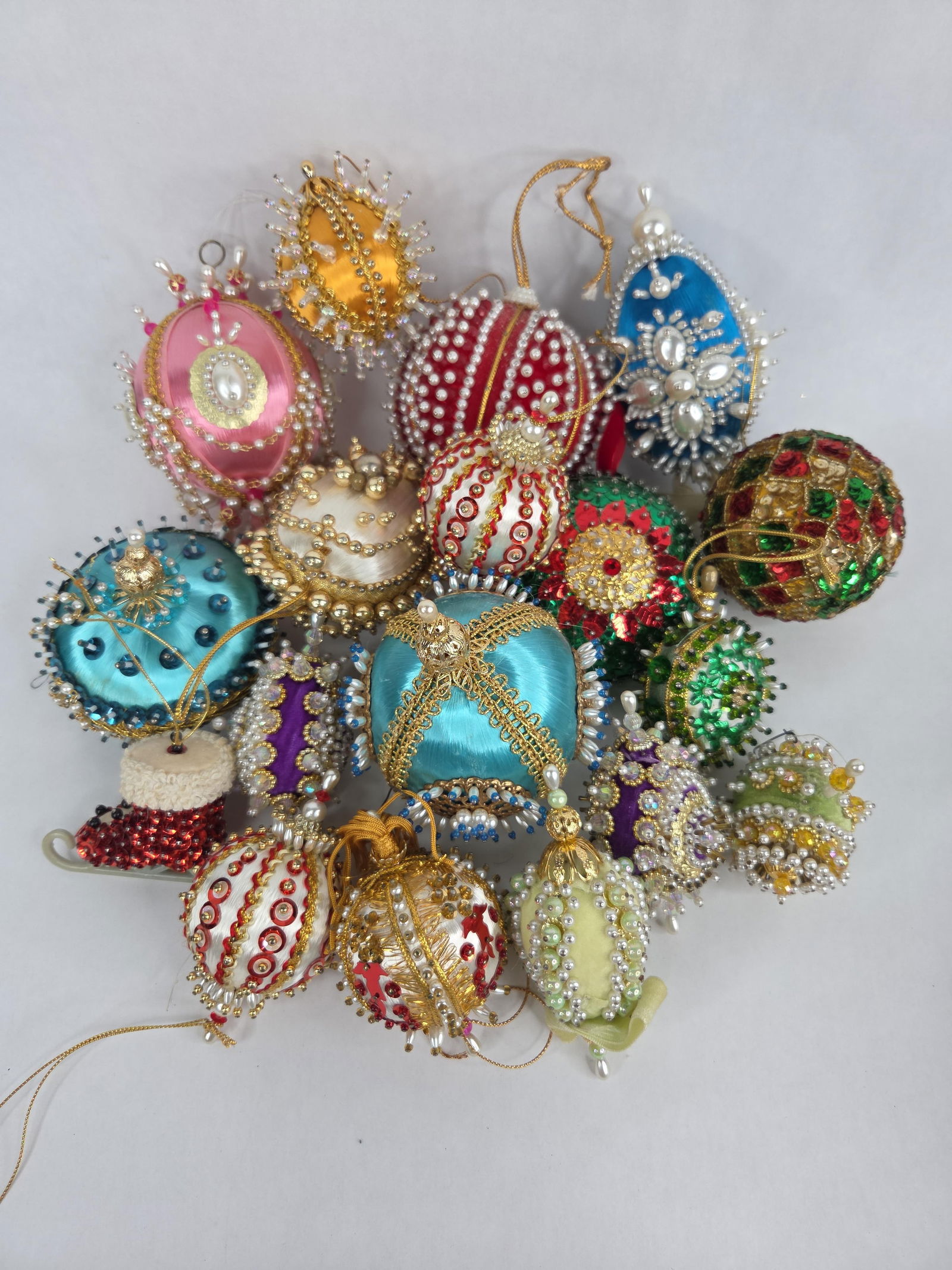 18 Awesome push pin beaded handmade Christmas tree ornaments: .