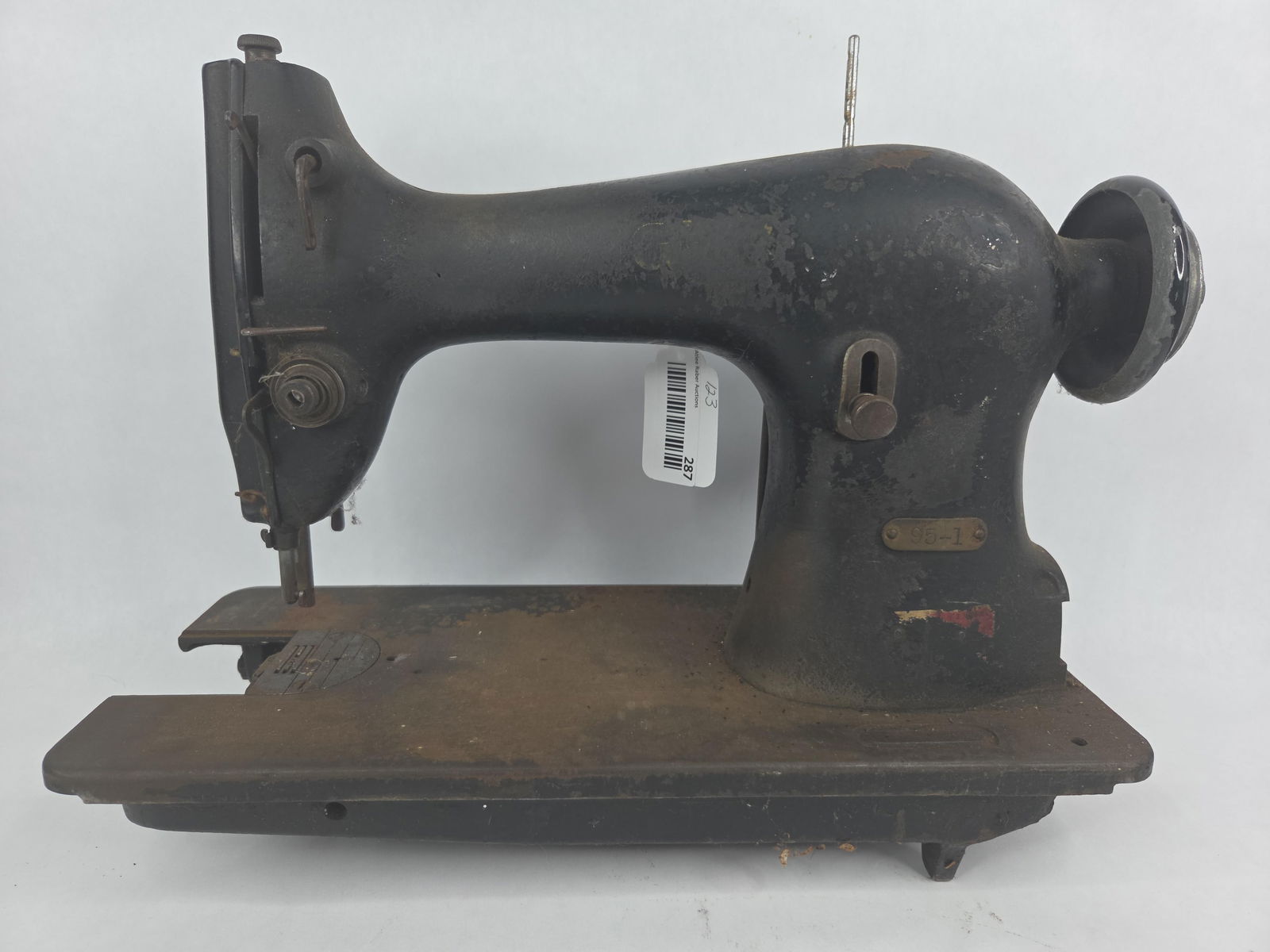 Early 20th Century Singer model 95-1 industrial sewing machine (1 of 7)