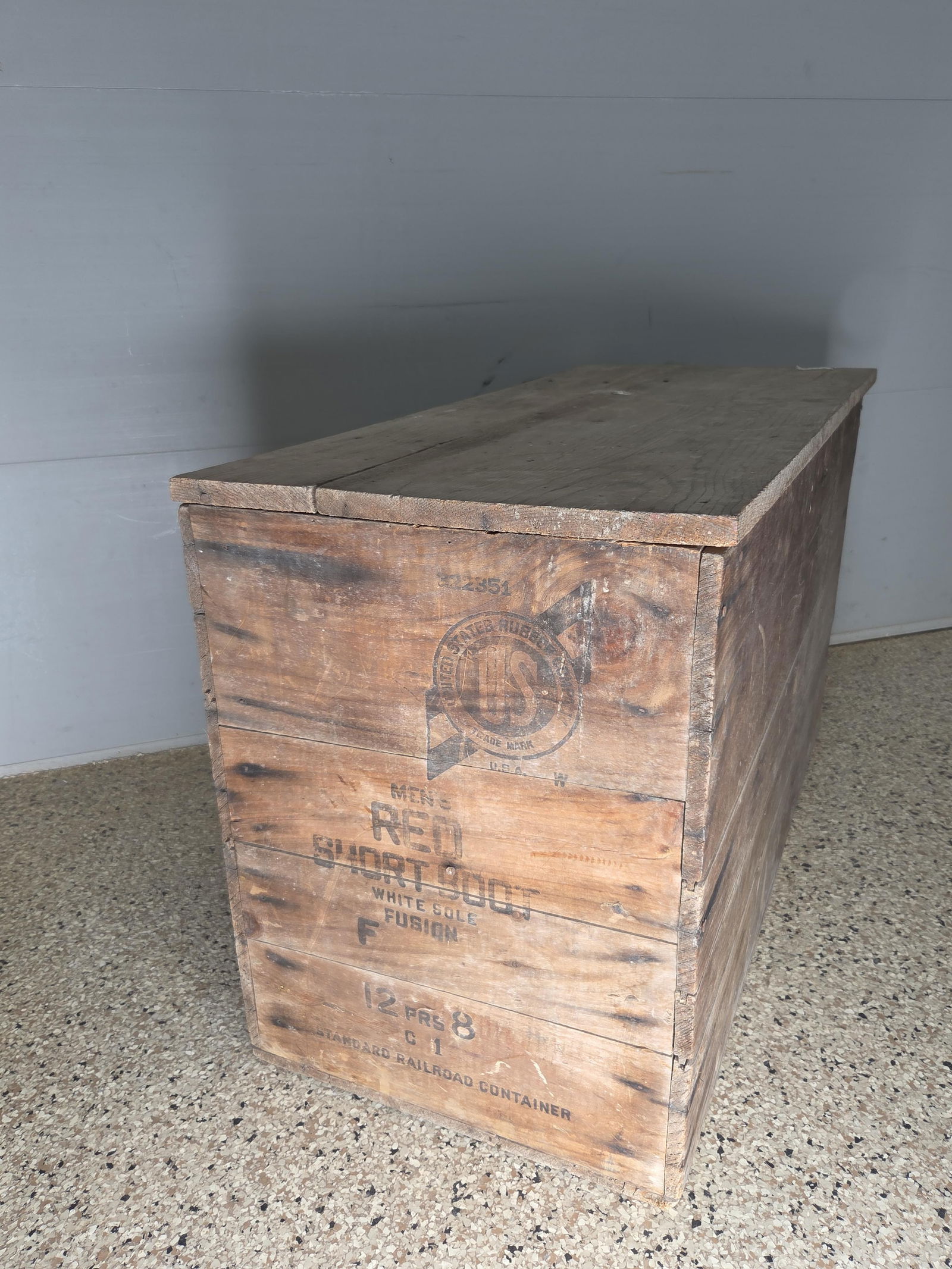 United states rubber com. wooden boot shipping box with hinged lid: Great box with graphics on side 20x15x33