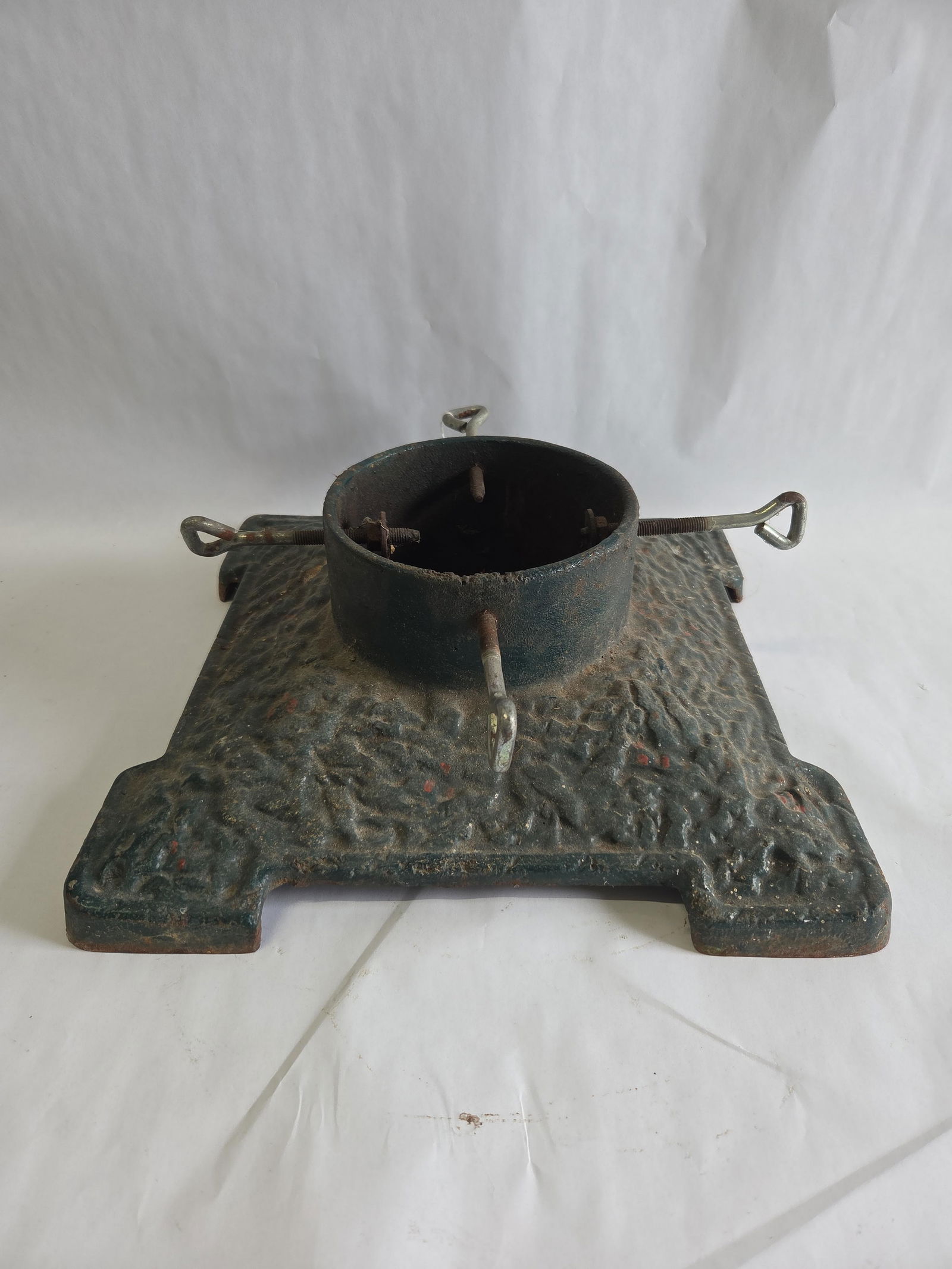 Hefty green cast iron Christmas tree stand: In great vintage condition 14x14.