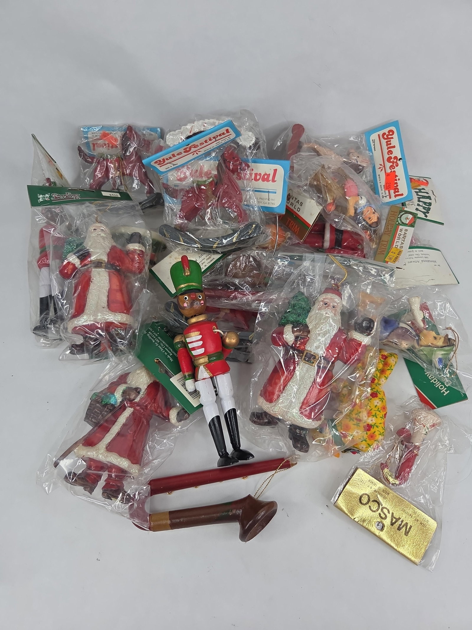 22 vintage wooden Christmas tree ornaments: most are in original packaging 