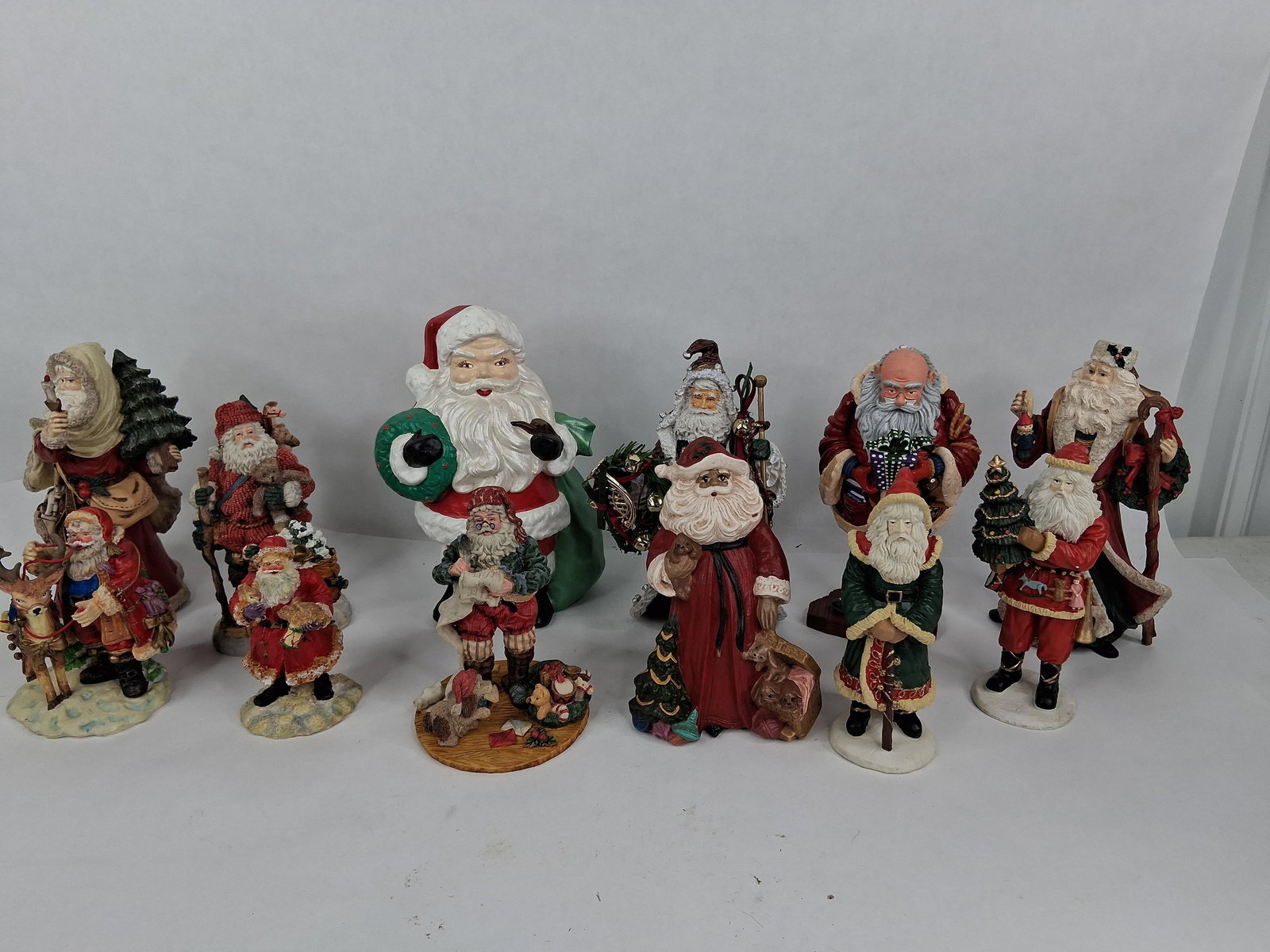 12 Santa Claus figurines (1 of 16)