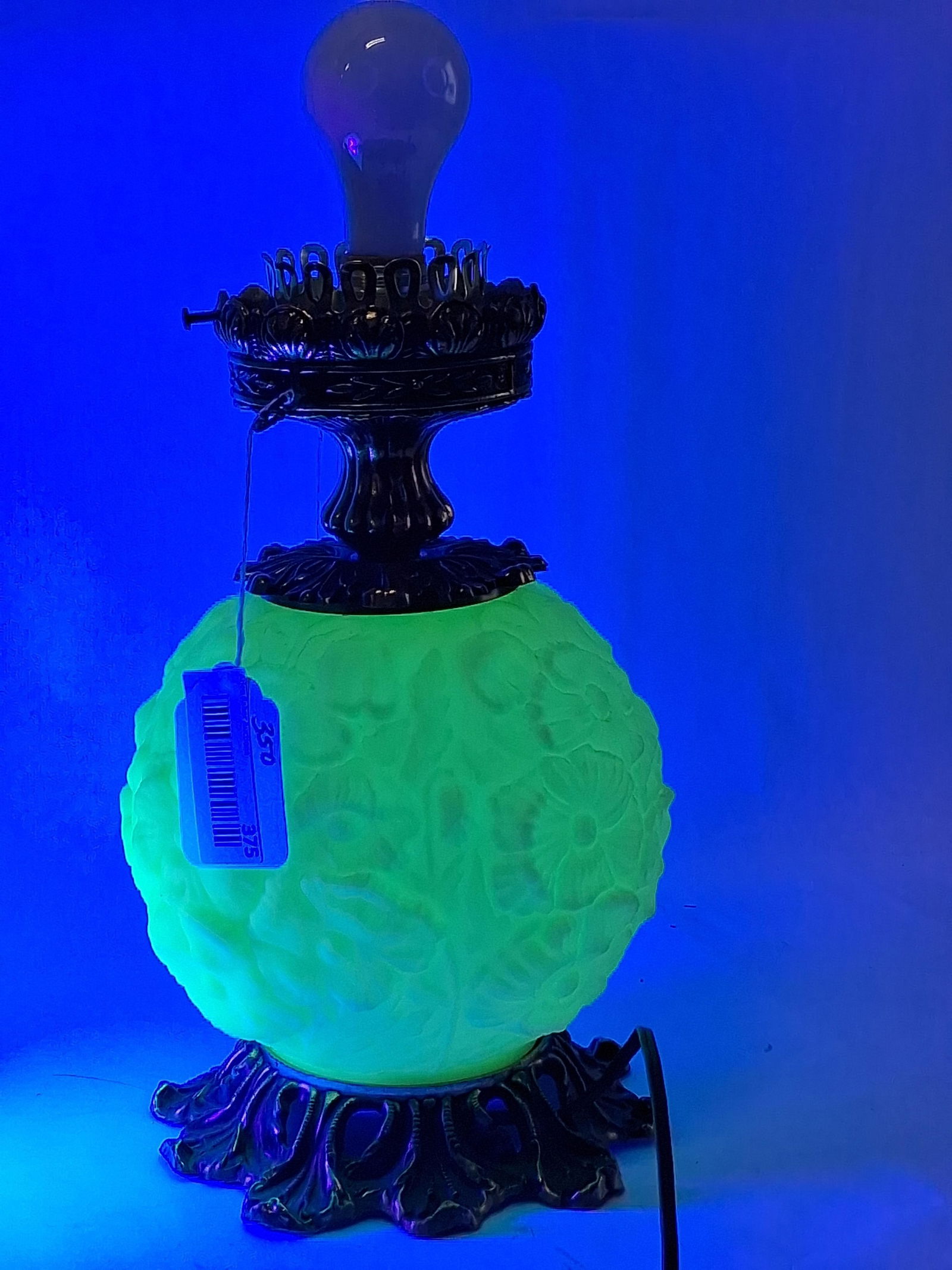 Fenton uranium gone with the wind Poppy custard lamp: in working condition top and bottom light up glows under UV light no shade