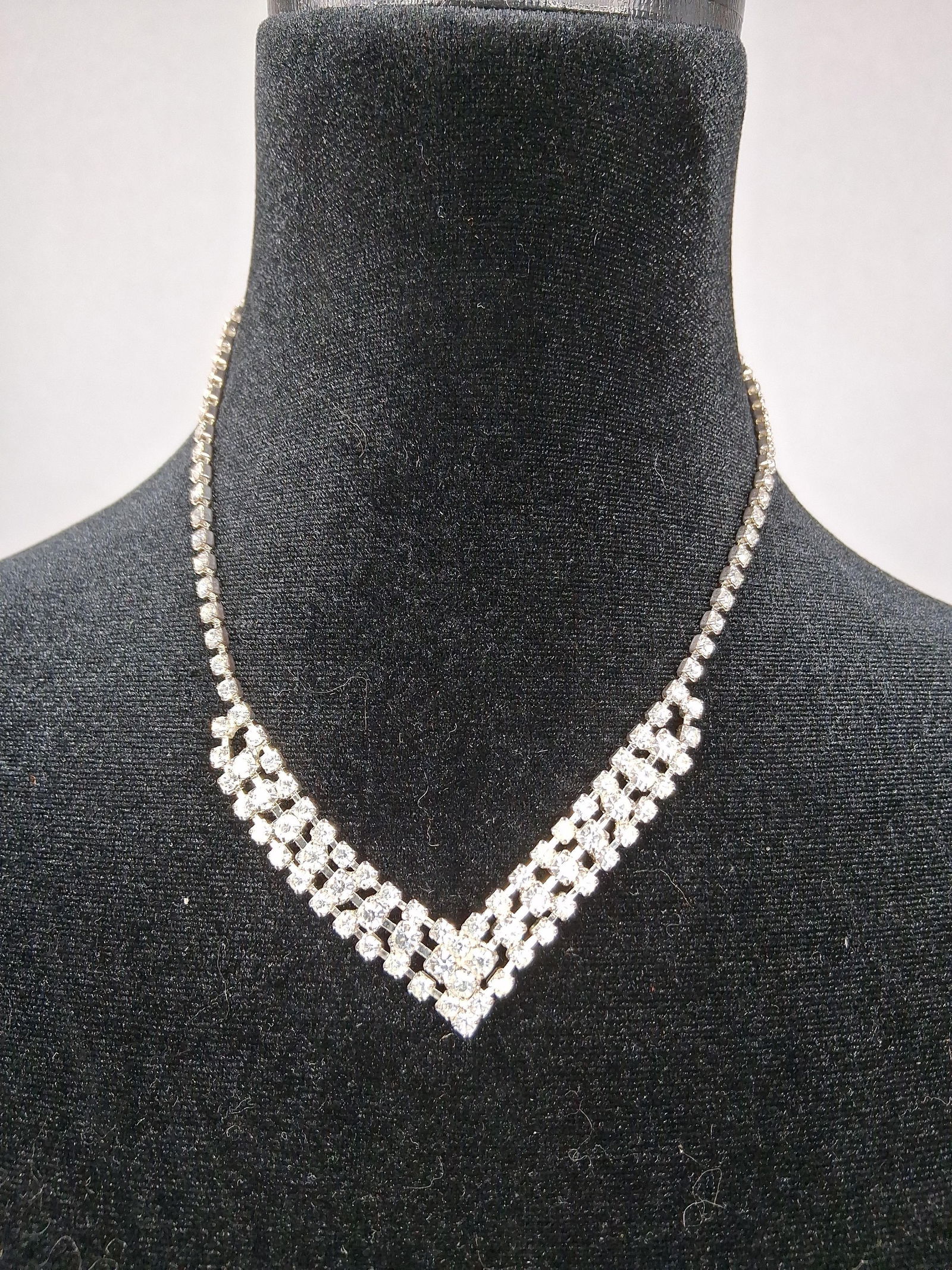 4 Beautiful silver tone necklaces (1 of 14)