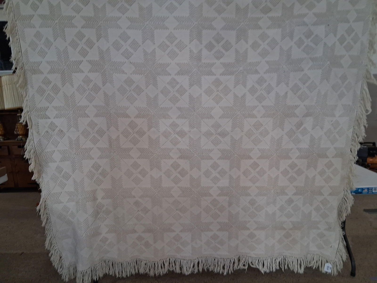 Vtg White star coverlet (1 of 6)