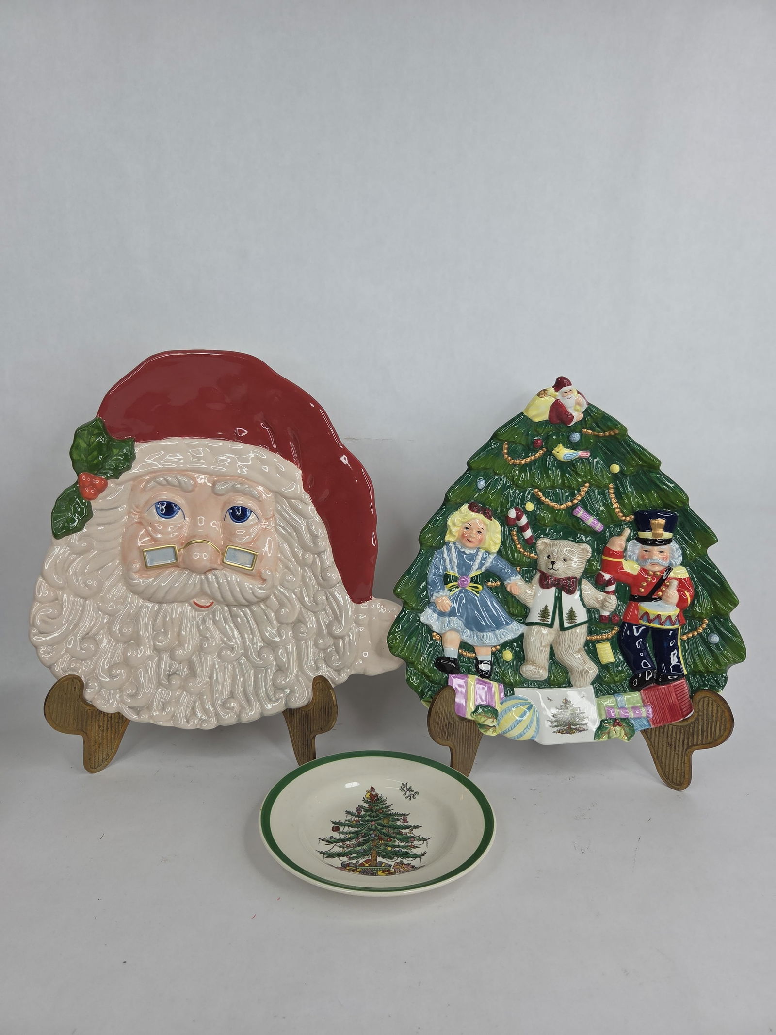 Spode Santa and Christmas tree plate with brass plate stand (1 of 11)