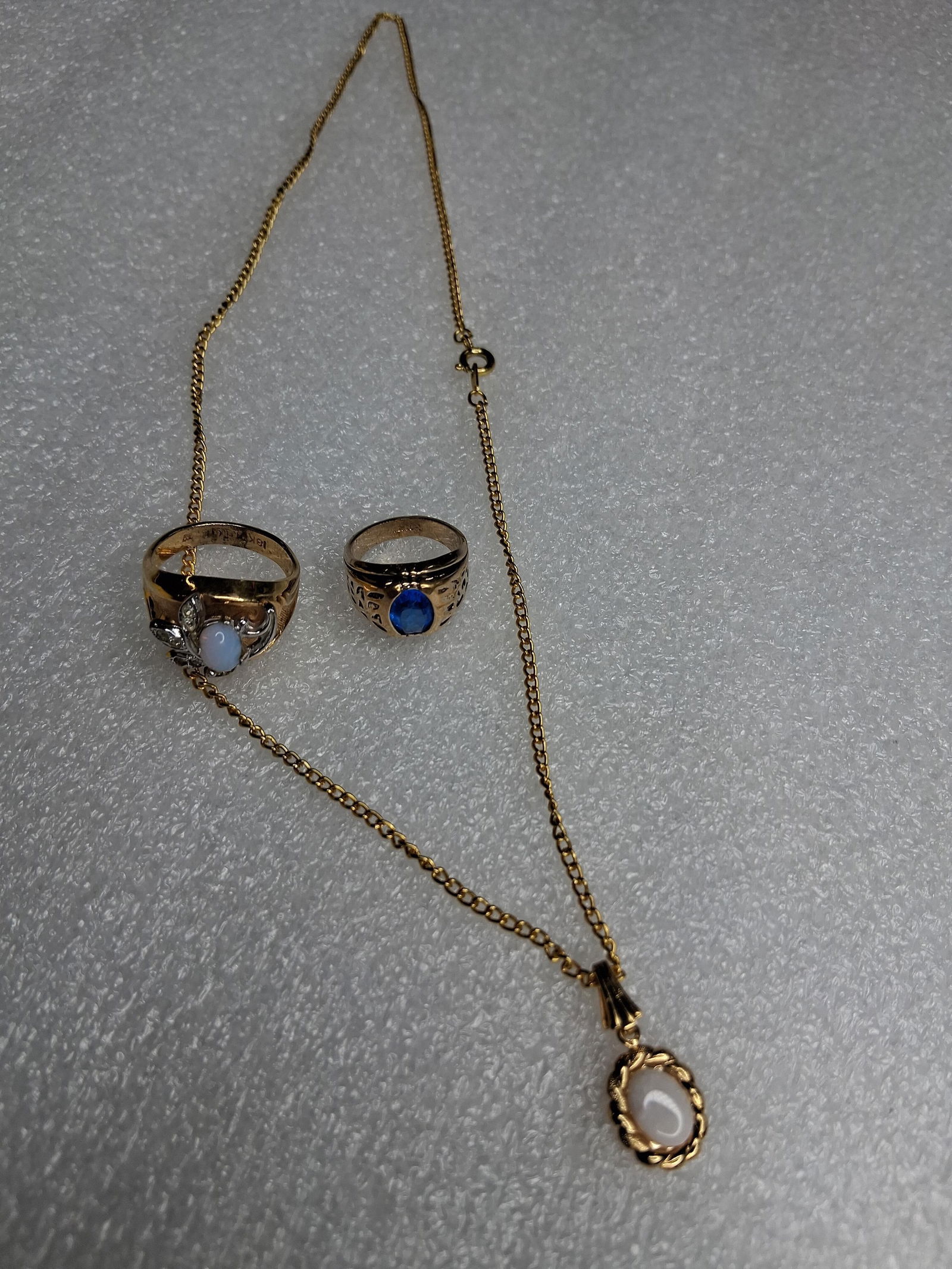 Beautiful 18kt HGE rings and gold tone necklace: .