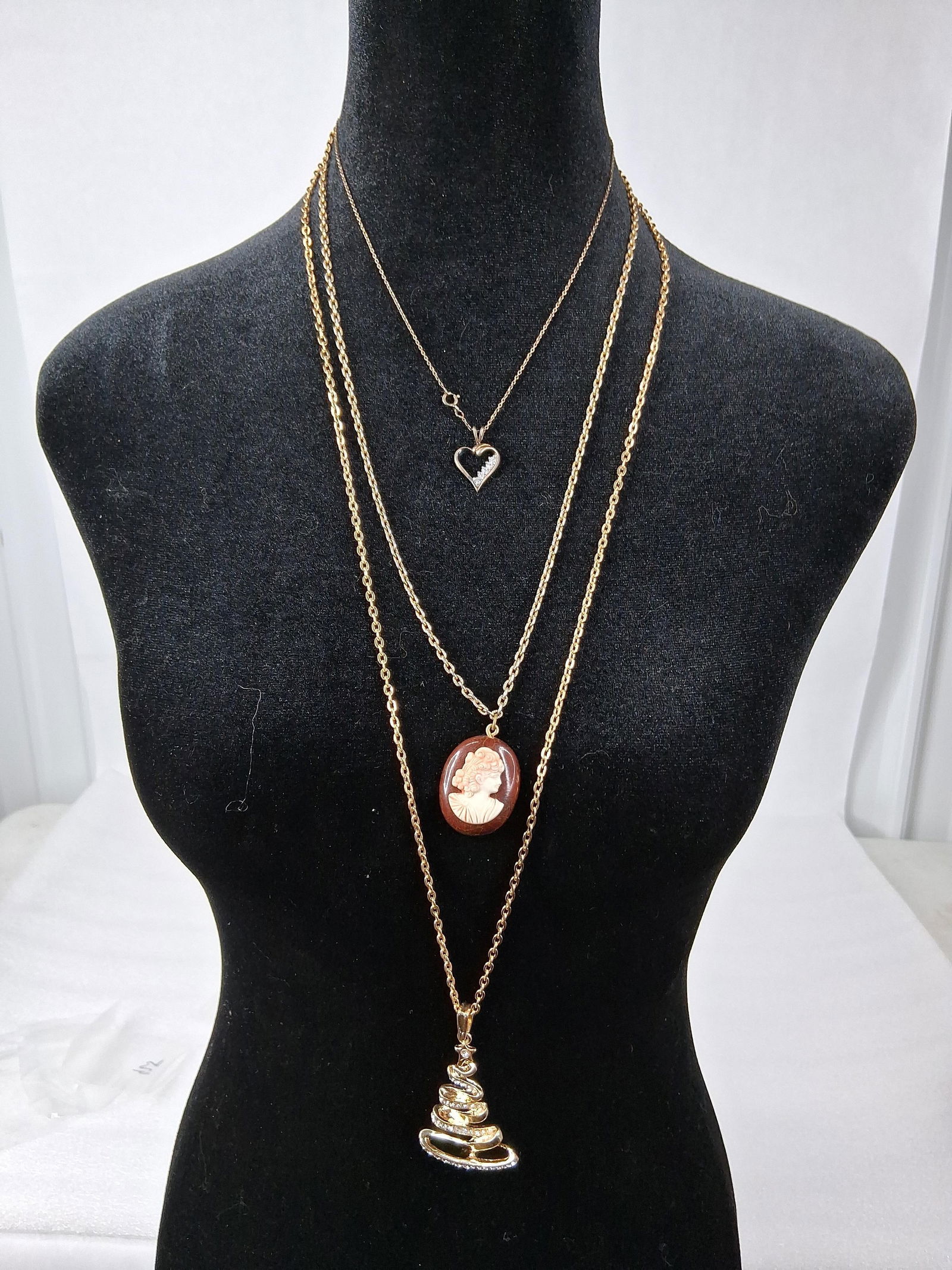 3 beautiful necklaces (1 of 7)